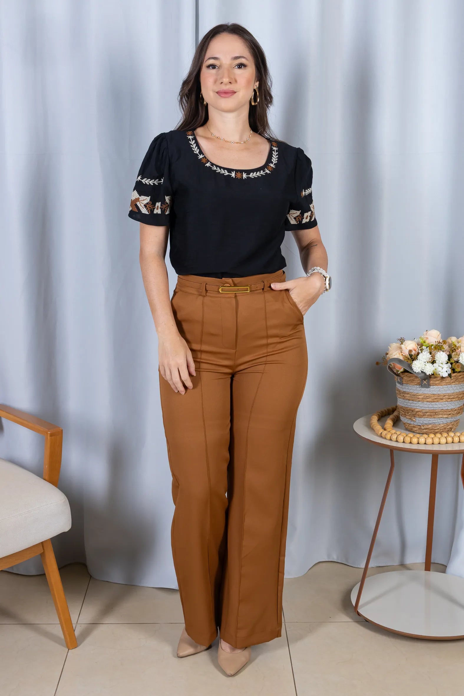 Blusa Manga Curta com Detalhes Bordados Visco Fine Juliana Preta