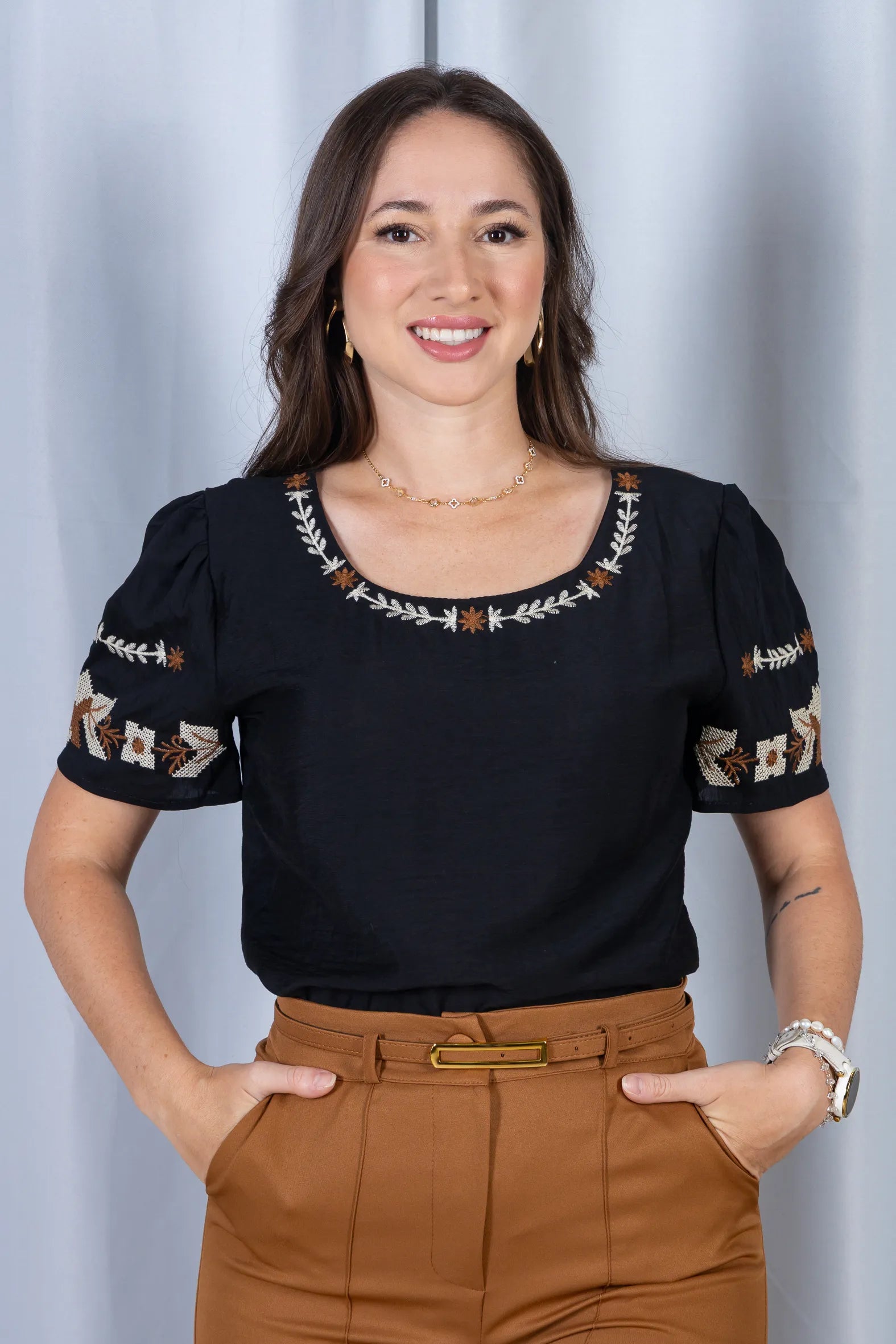 Blusa Manga Curta com Detalhes Bordados Visco Fine Juliana Preta