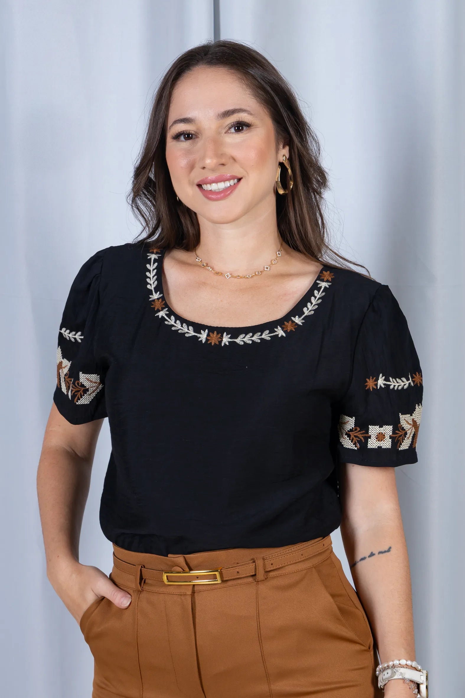Blusa Manga Curta com Detalhes Bordados Visco Fine Juliana Preta