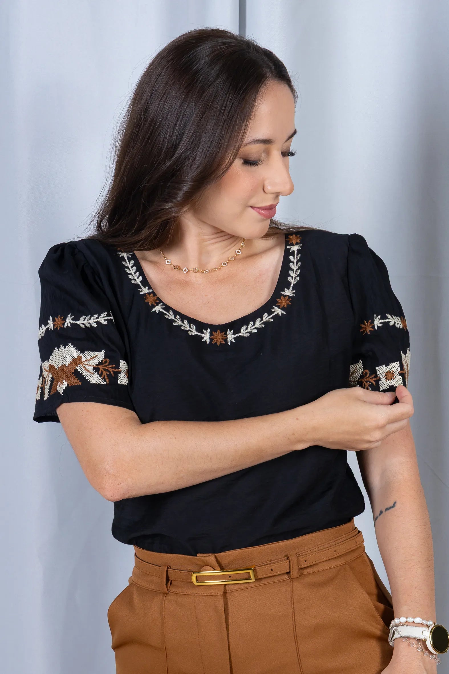 Blusa Manga Curta com Detalhes Bordados Visco Fine Juliana Preta