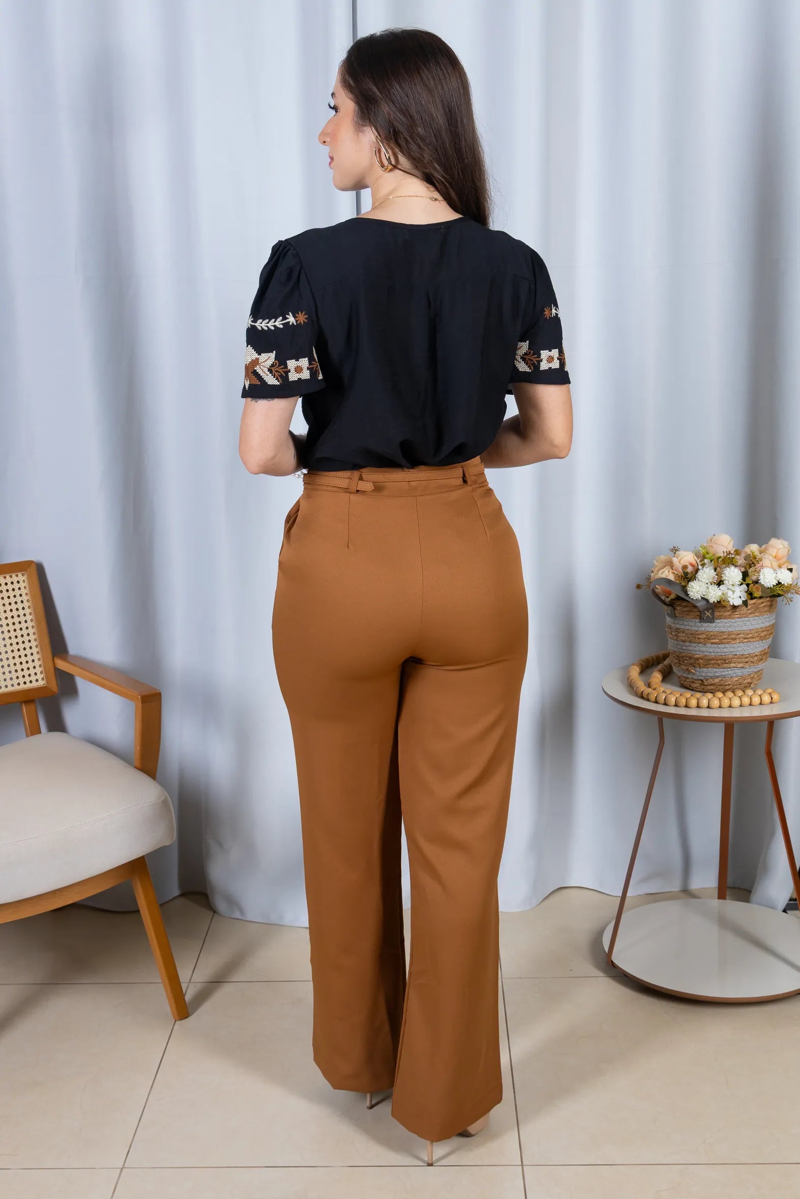 Blusa Manga Curta com Detalhes Bordados Visco Fine Juliana Preta