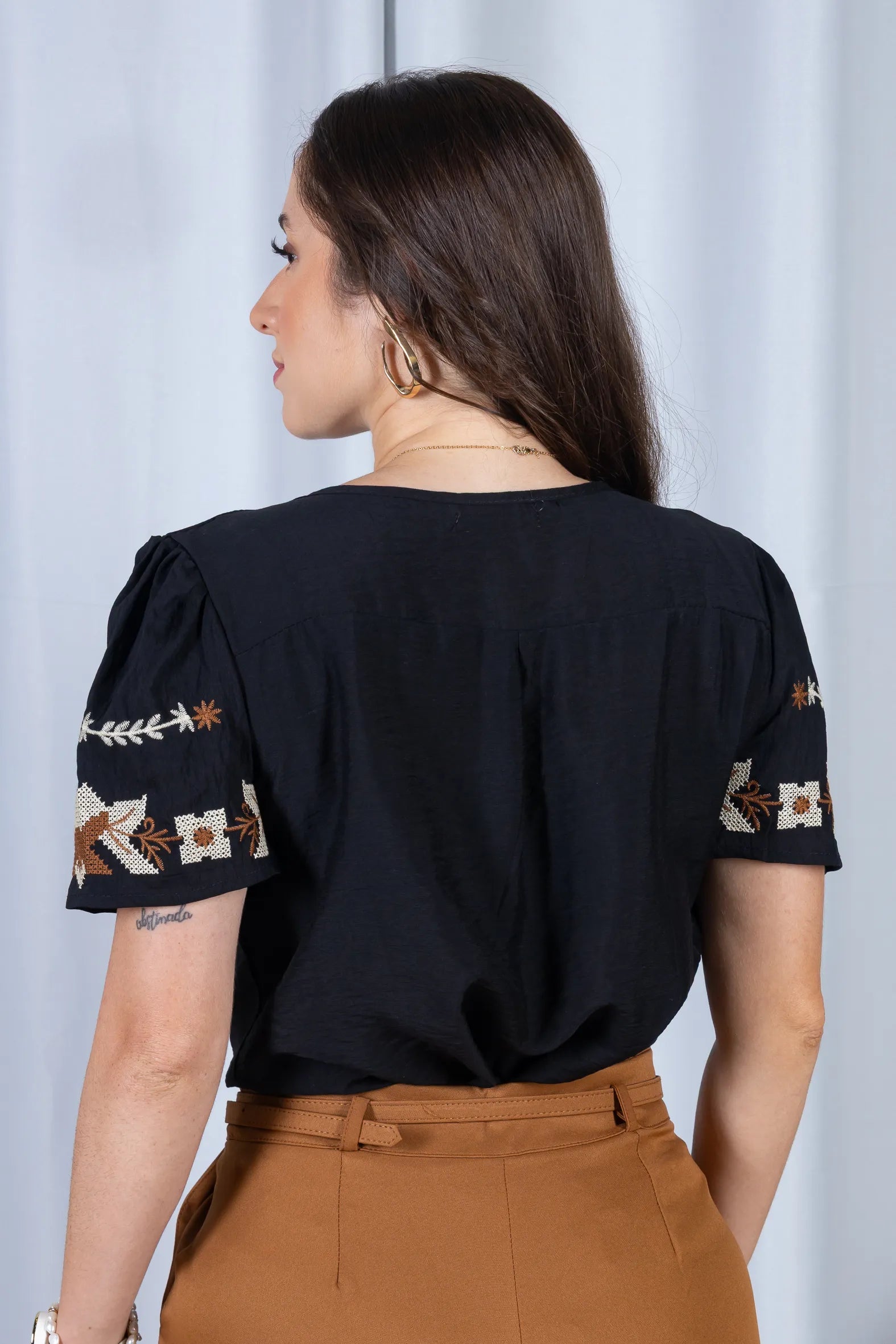 Blusa Manga Curta com Detalhes Bordados Visco Fine Juliana Preta