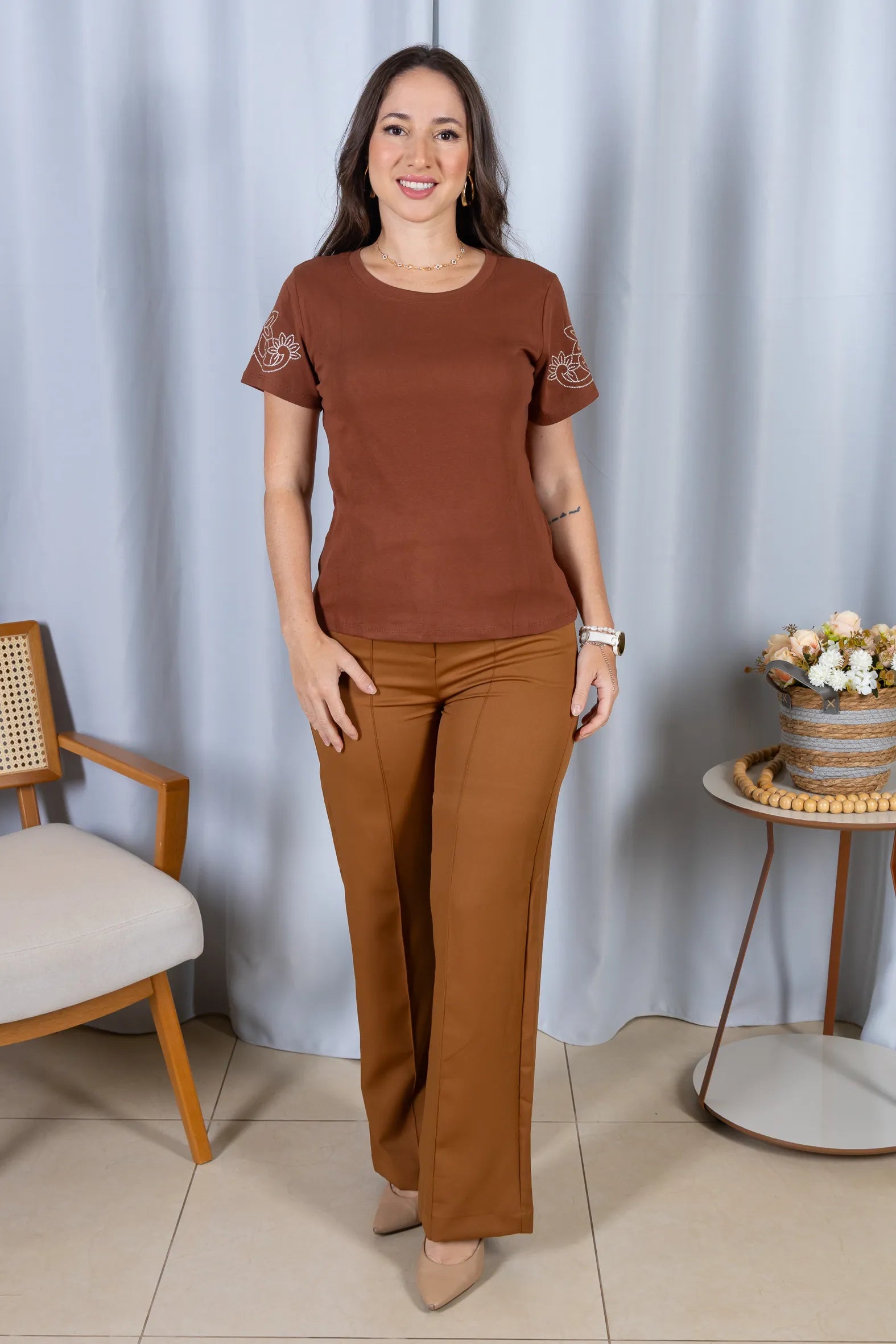 Blusa Manga Curta com Detalhes Bordados  Cotton Lycra Milena Marrom
