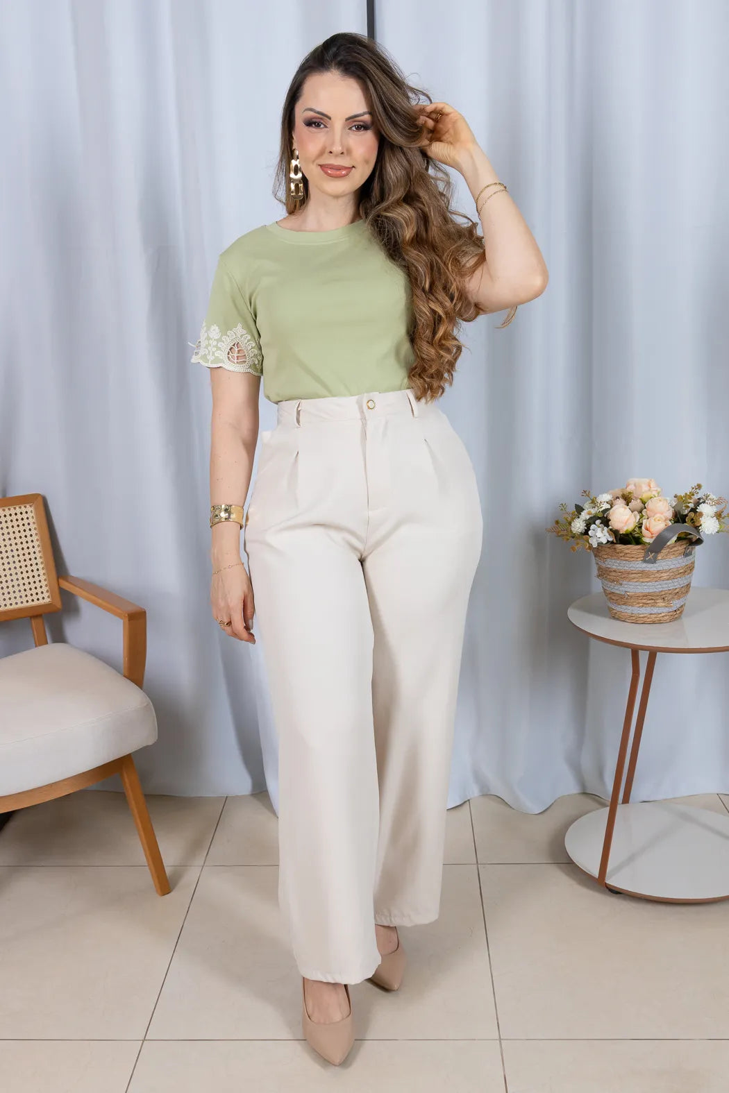 Blusa Manga Curta com Detalhe Bordado Vazado em Cotton Lycra Monique Verde