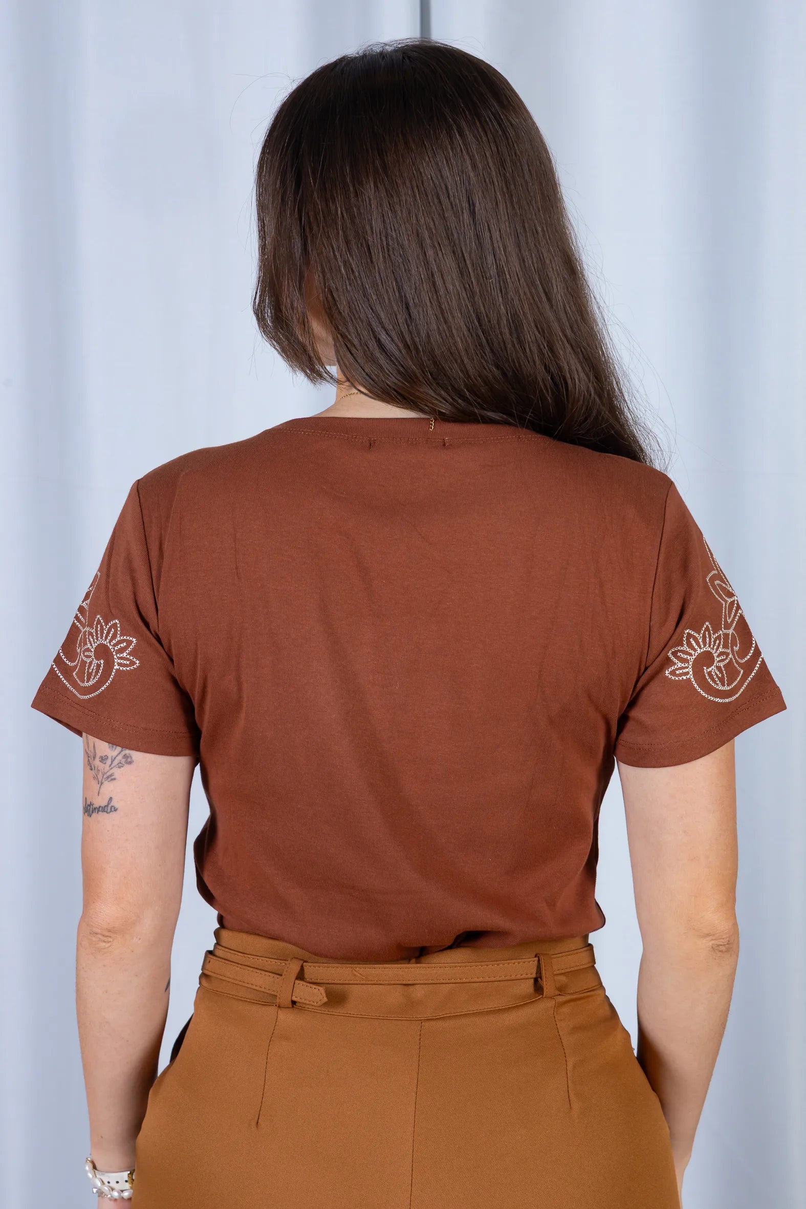 Blusa Manga Curta com Detalhes Bordados  Cotton Lycra Milena Marrom