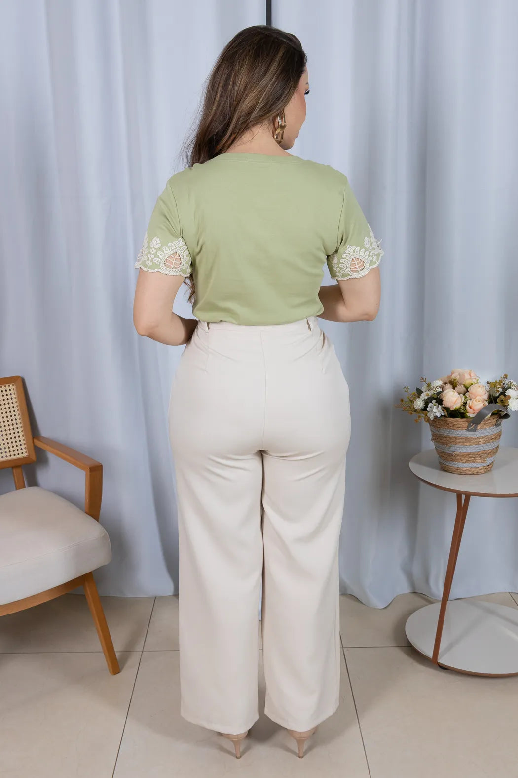 Blusa Manga Curta com Detalhe Bordado Vazado em Cotton Lycra Monique Verde