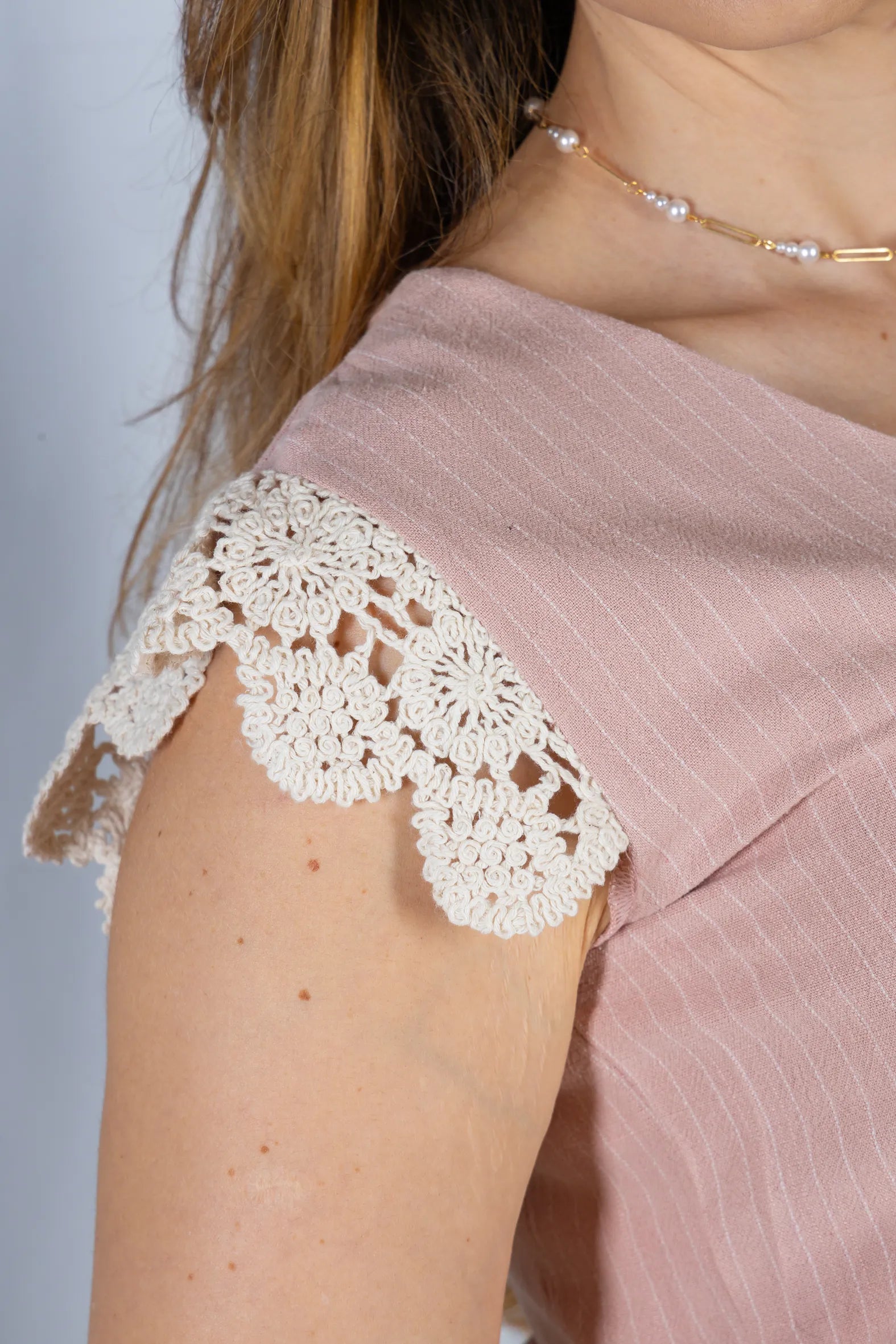 Blusa Regata em Visco-Linho Decote em "V" Detalhe em Renda Melissa Rosa