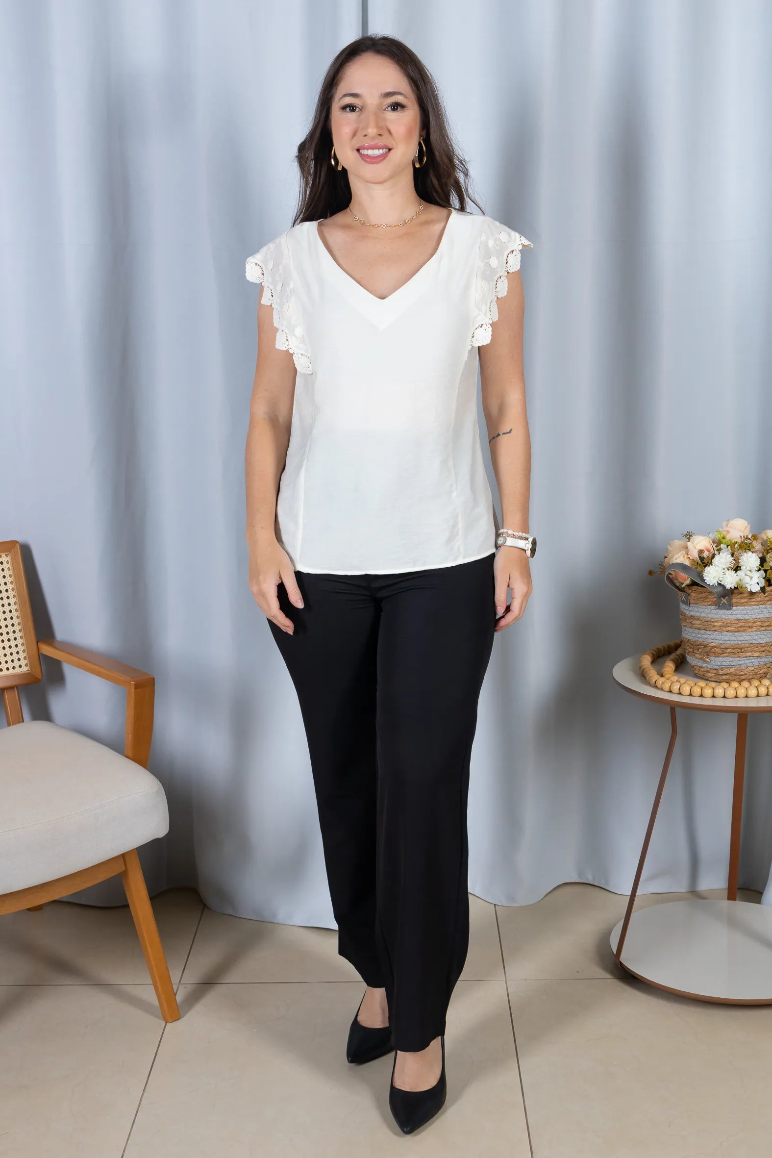 Blusa Regata Decote em "V" Visco Brise Muscle Tee com Detalhe em Renda Eloá Off White