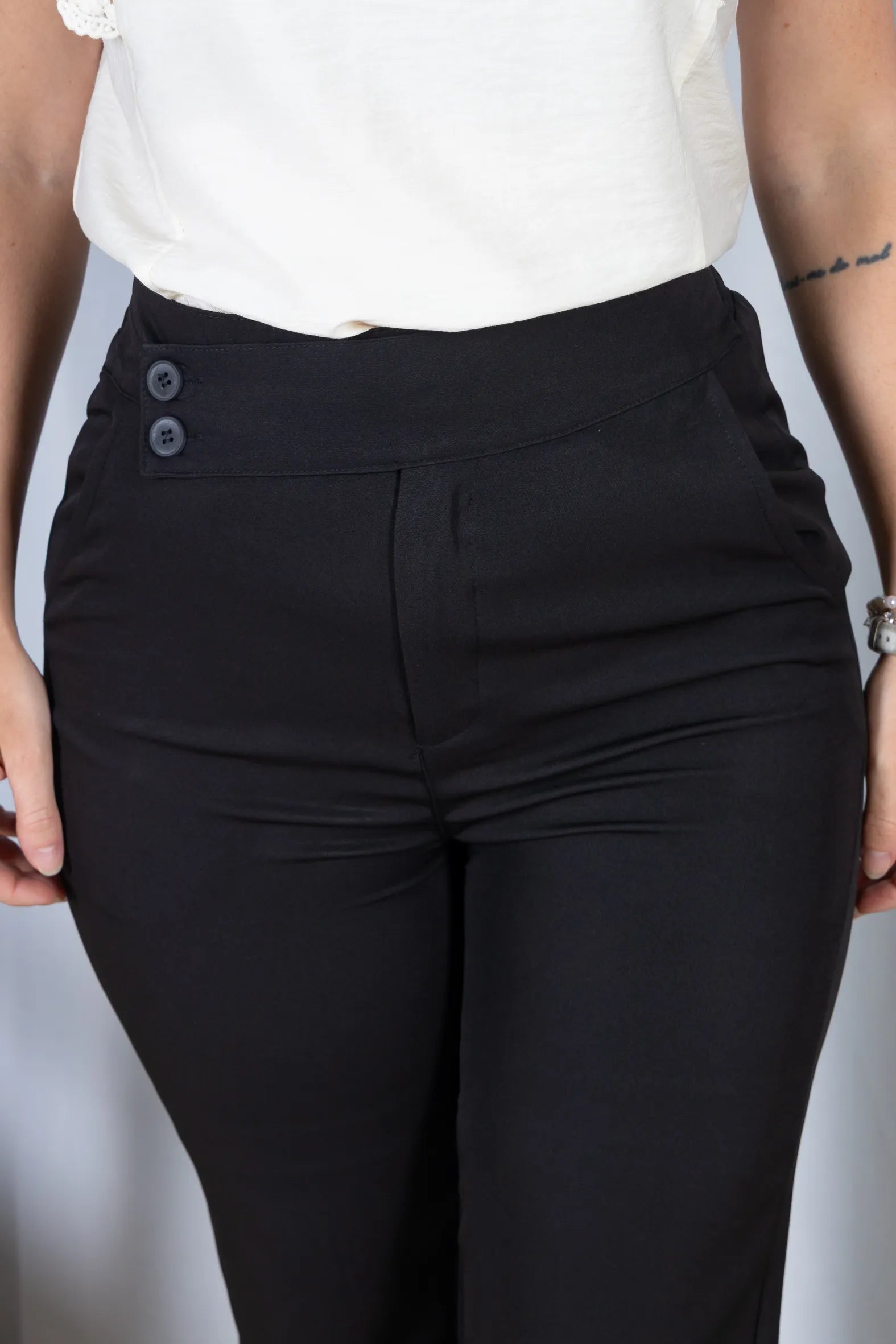 Calça Corte Reto em Alfaiataria Cós Assimétrico com Elástico Yasmin Preta