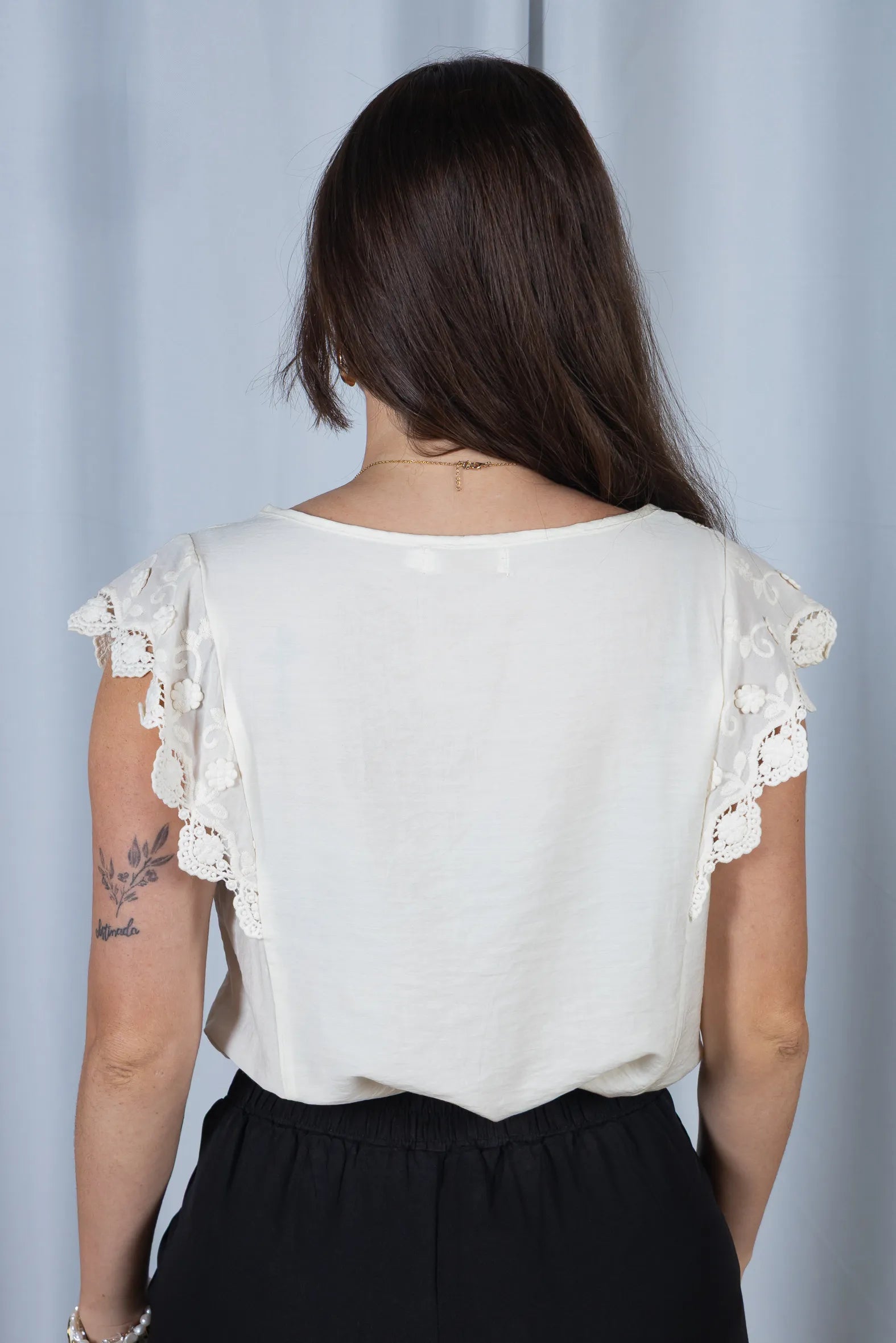 Blusa Regata Decote em "V" Visco Brise Muscle Tee com Detalhe em Renda Eloá Off White
