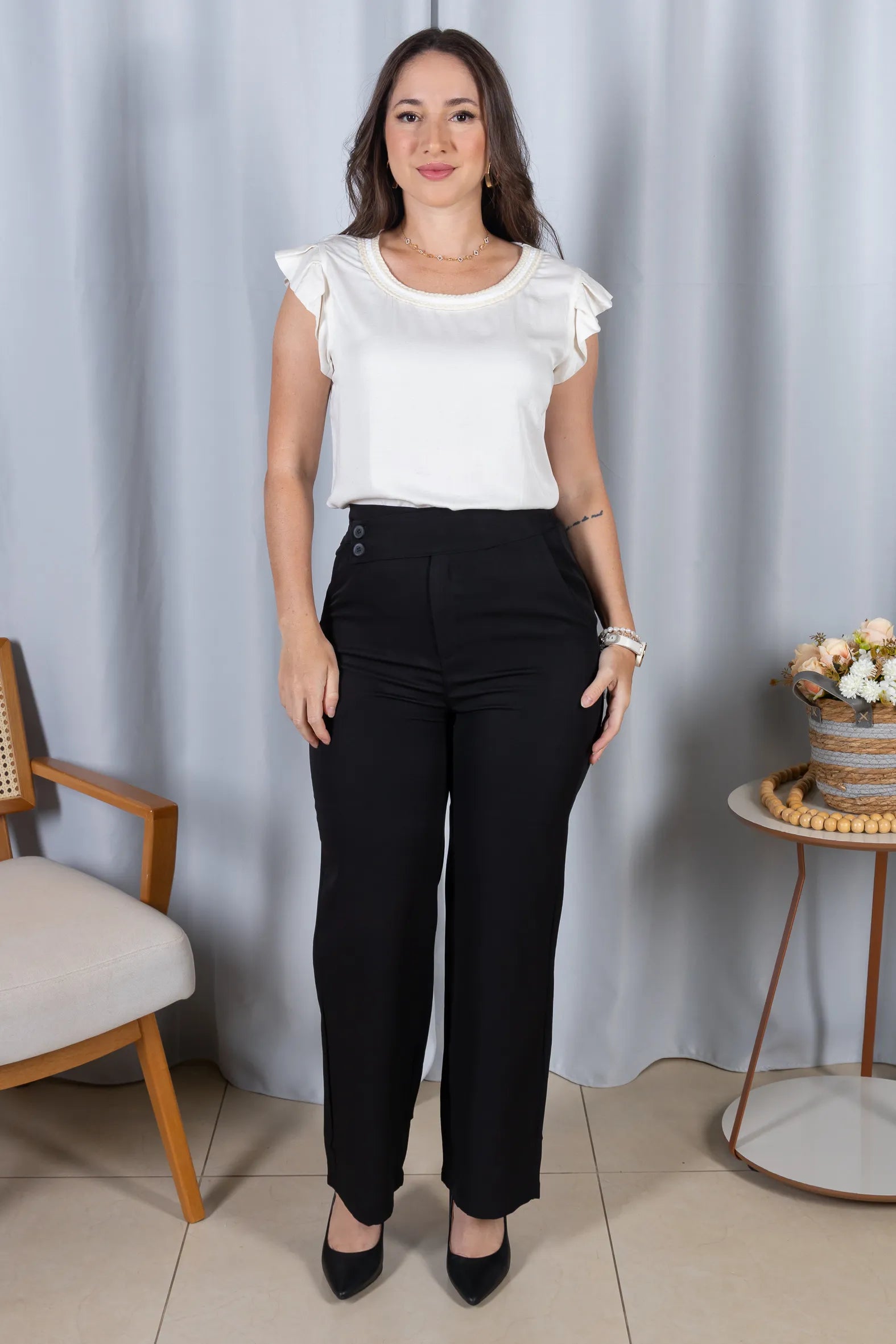 Blusa Manga Curta Babados em Visco-linho Detalhe Trançado no Colo Letícia Off White