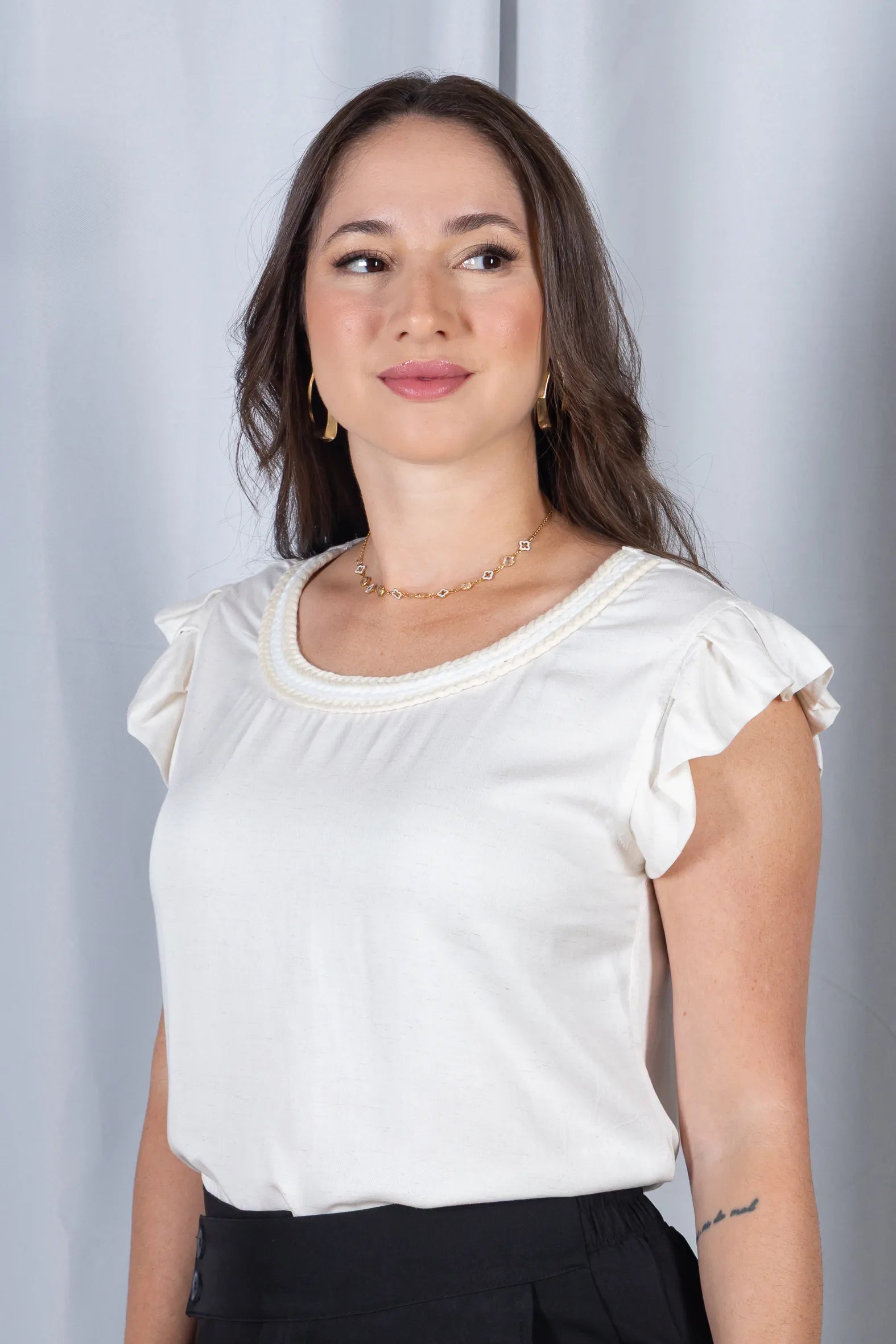 Blusa Manga Curta Babados em Visco-linho Detalhe Trançado no Colo Letícia Off White