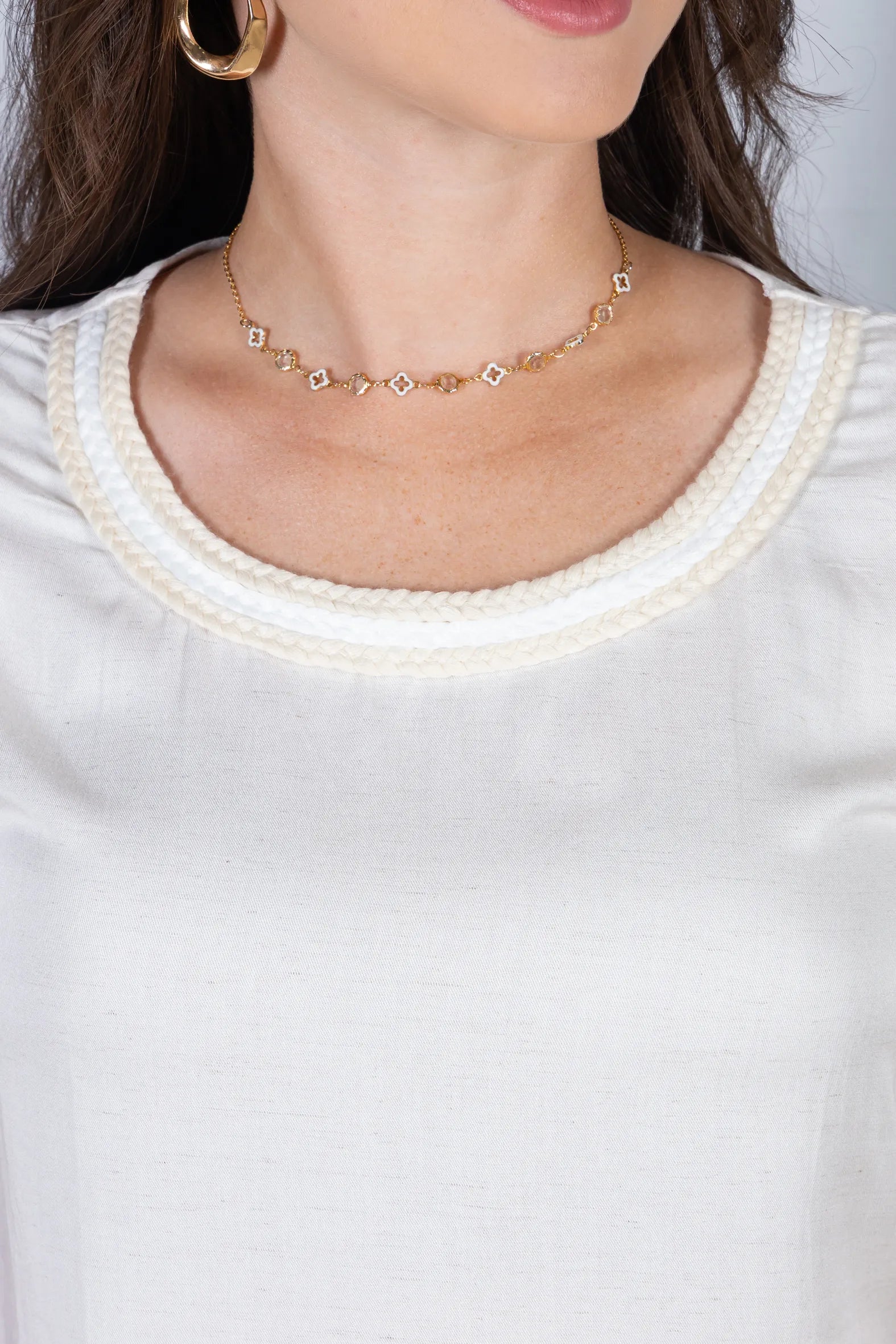 Blusa Manga Curta Babados em Visco-linho Detalhe Trançado no Colo Letícia Off White