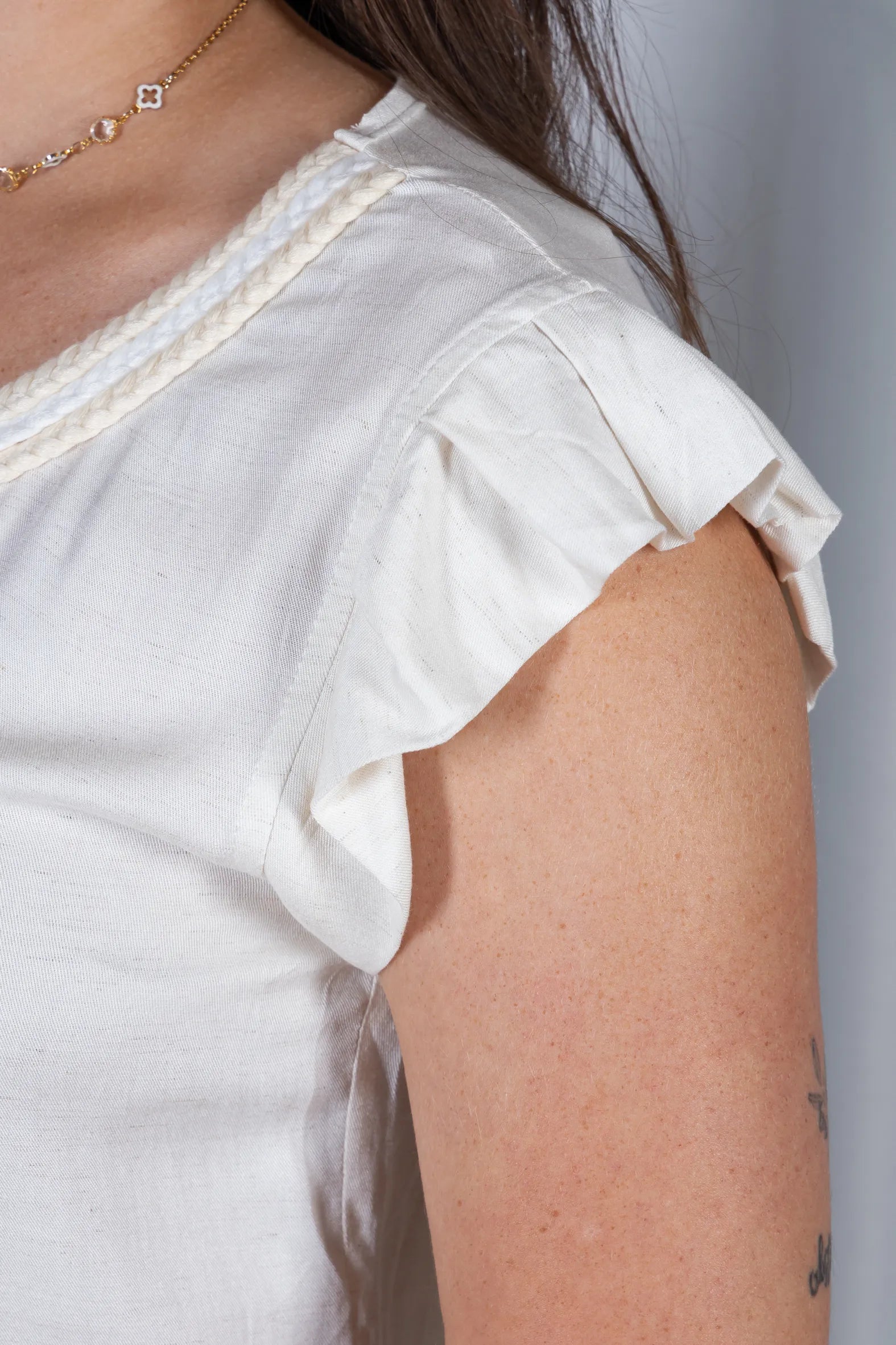 Blusa Manga Curta Babados em Visco-linho Detalhe Trançado no Colo Letícia Off White