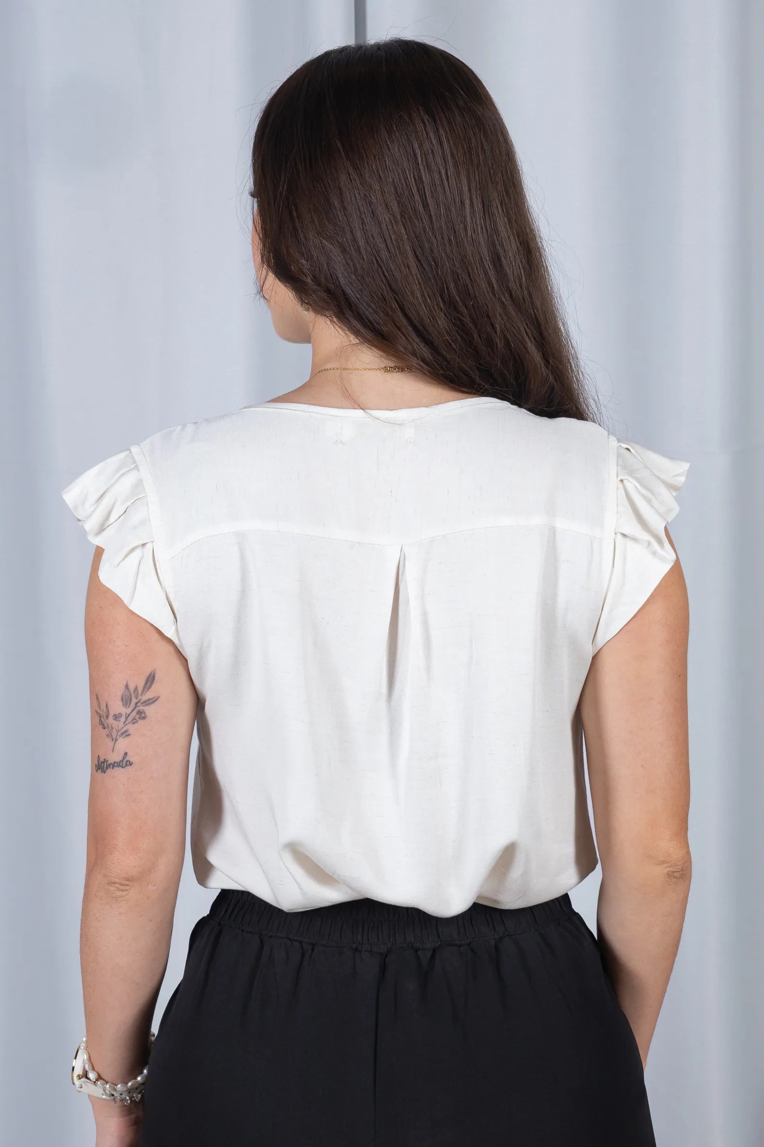 Blusa Manga Curta Babados em Visco-linho Detalhe Trançado no Colo Letícia Off White