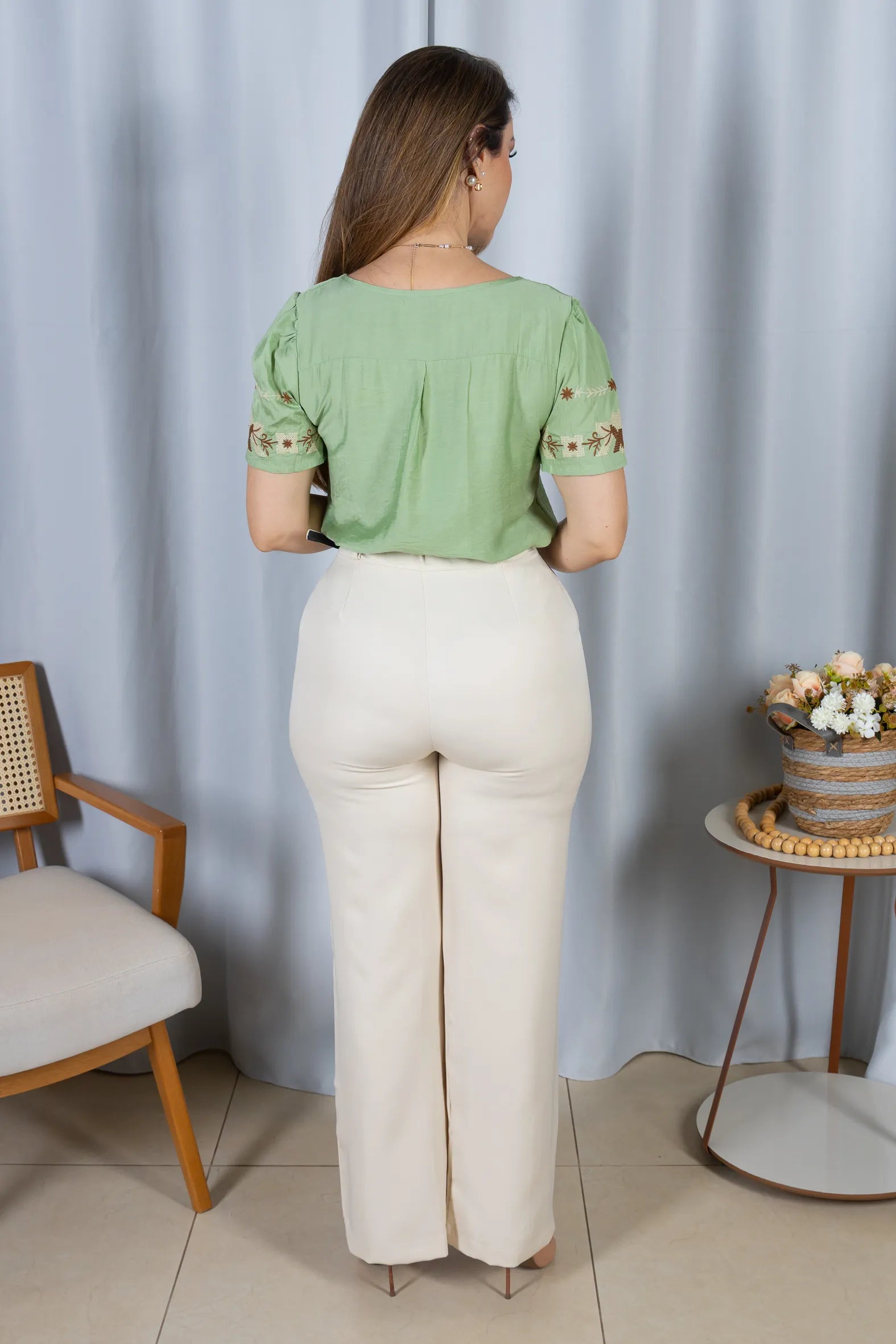 Blusa Manga Curta com Detalhes Bordados Visco Fine Juliana Verde