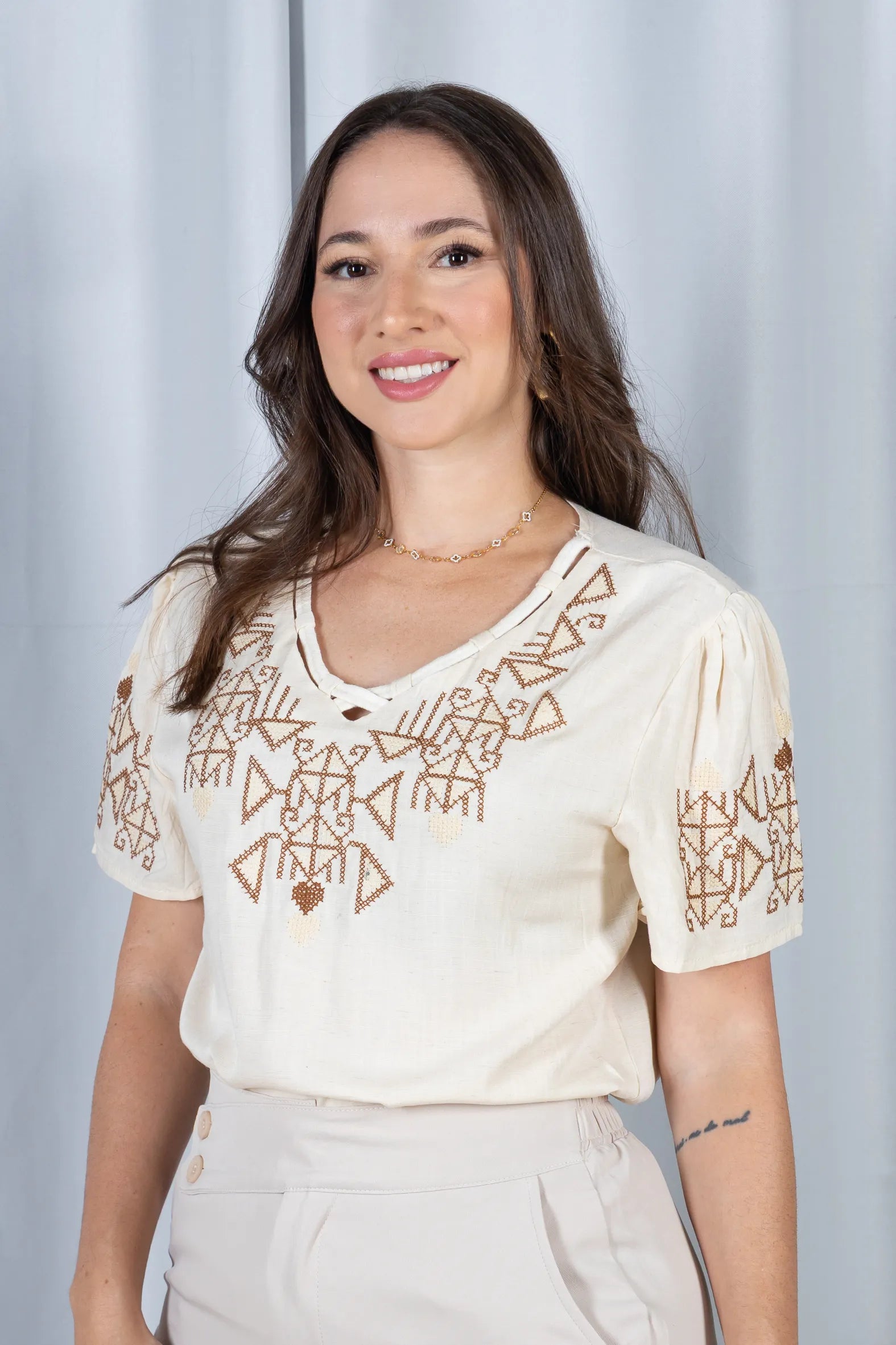 Blusa Manga Curta Decote em "V" Visco-Linho com Detalhes Bordados Colo Angélica Creme
