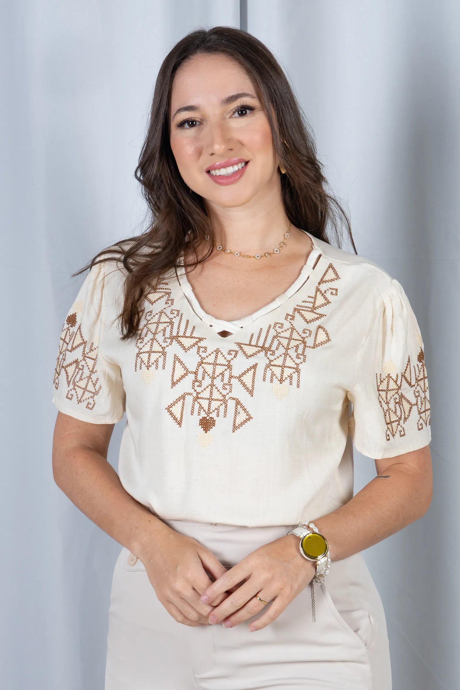Blusa Manga Curta Decote em "V" Visco-Linho com Detalhes Bordados Colo Angélica Creme
