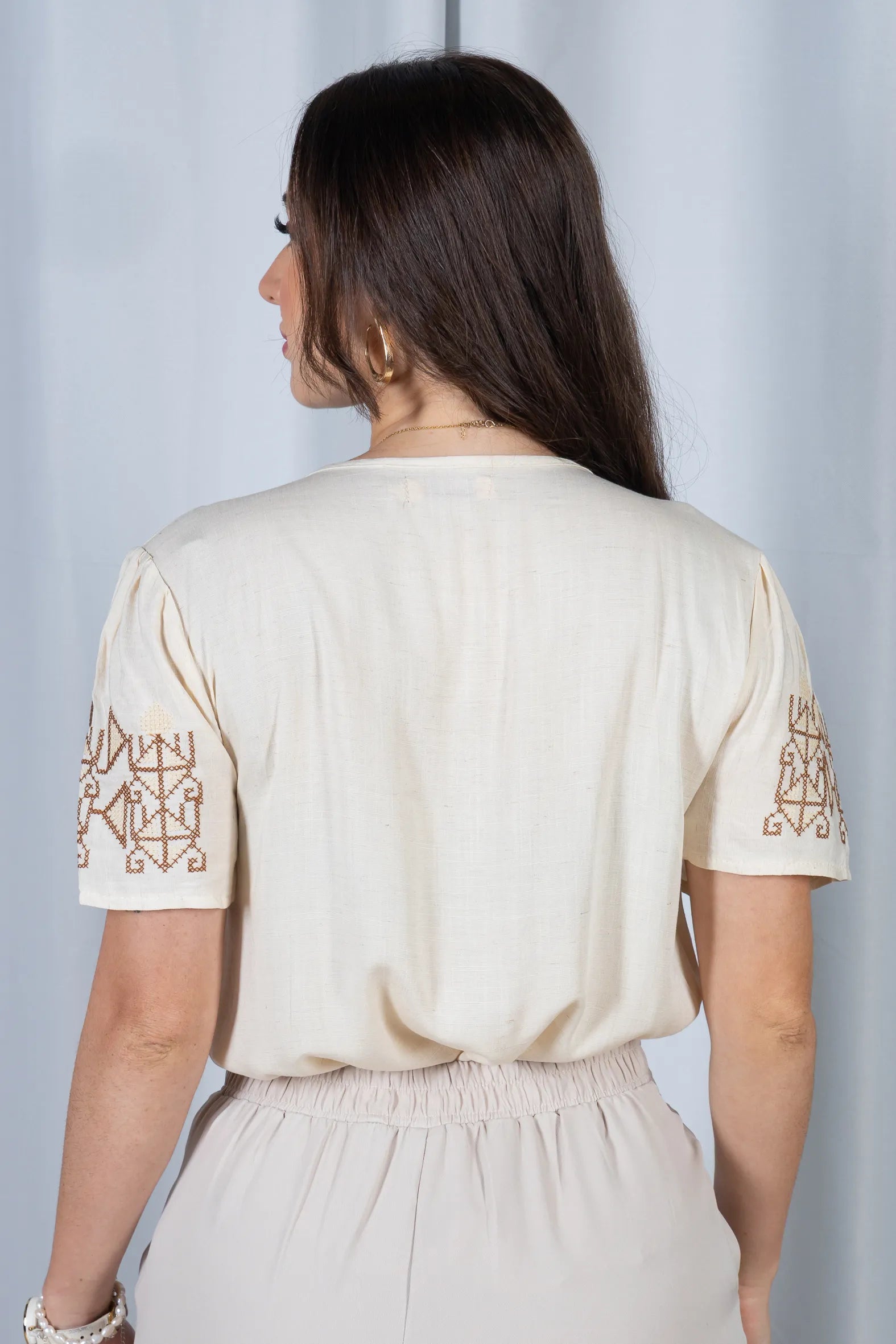 Blusa Manga Curta Decote em "V" Visco-Linho com Detalhes Bordados Colo Angélica Creme
