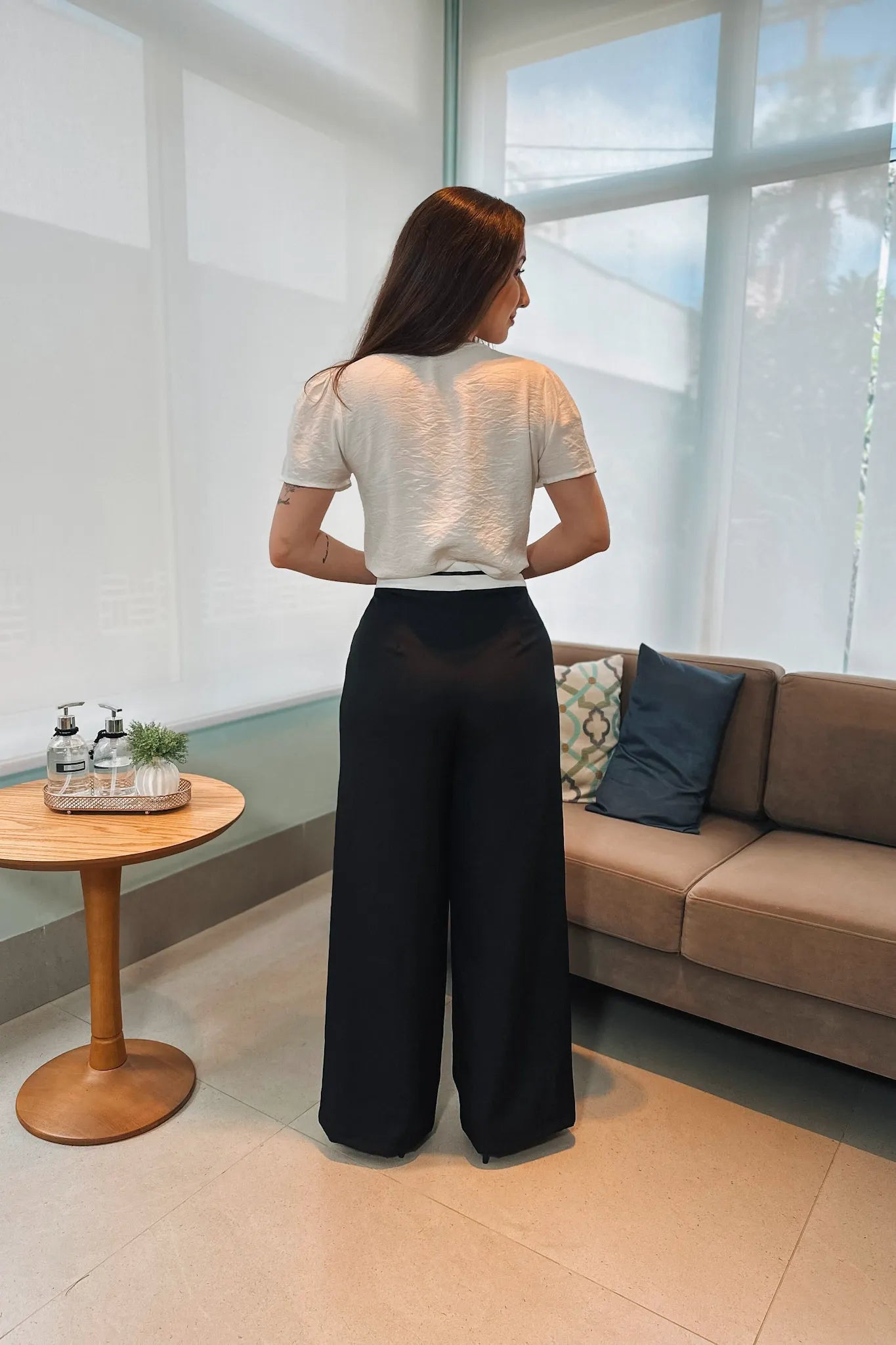 Conjunto: Blusa Manga Curta Decote "V" Detalhe Botões Lúcia Branca + Calça Pantalona Detalhe Cós Renata Preta