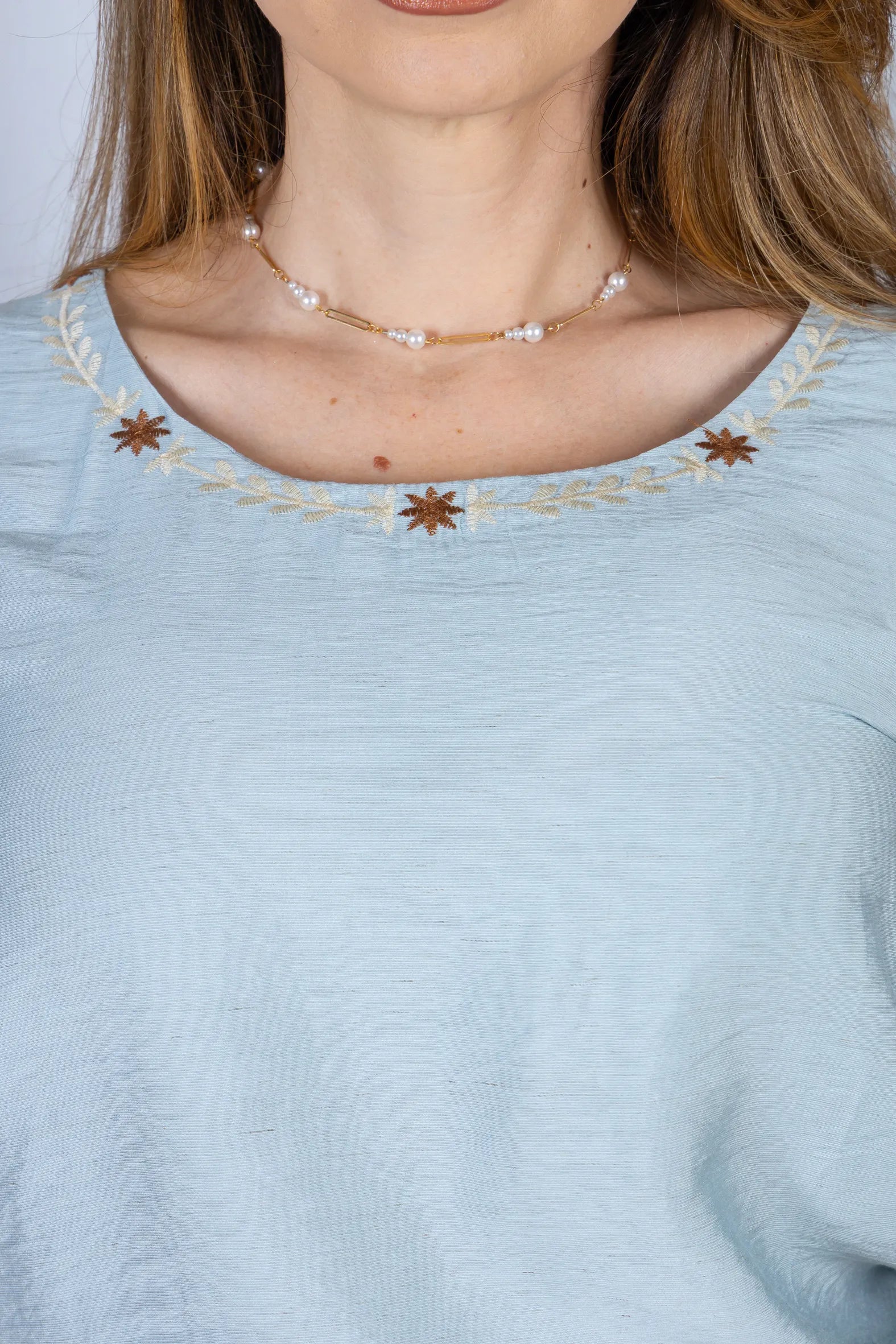 Blusa Manga Curta com Detalhes Bordados Visco Fine Juliana Azul