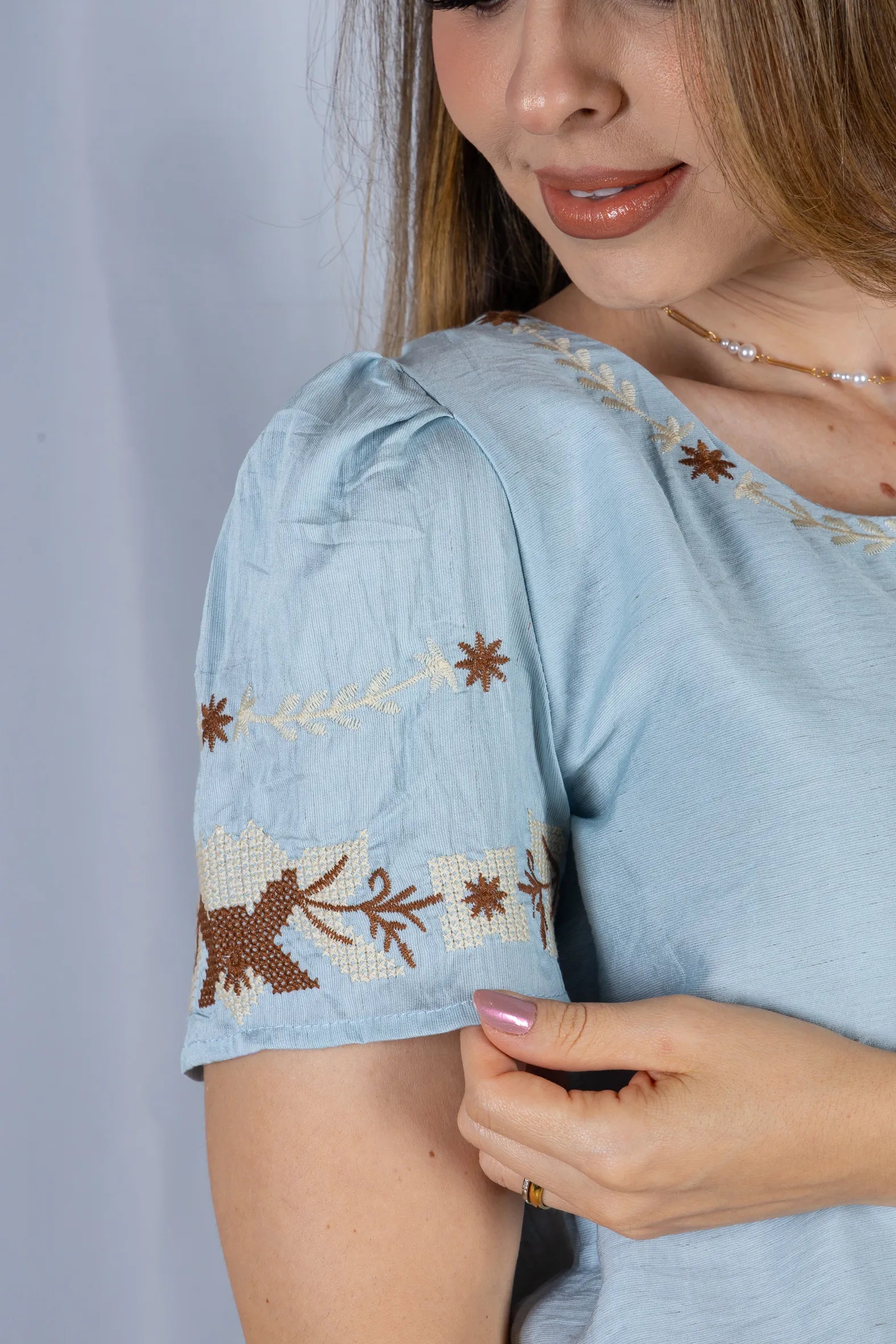 Blusa Manga Curta com Detalhes Bordados Visco Fine Juliana Azul