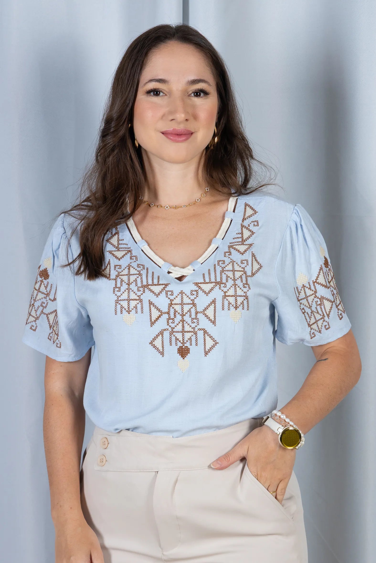 Blusa Manga Curta Decote em "V" Visco-Linho com Detalhes Bordados Colo Angélica Azul