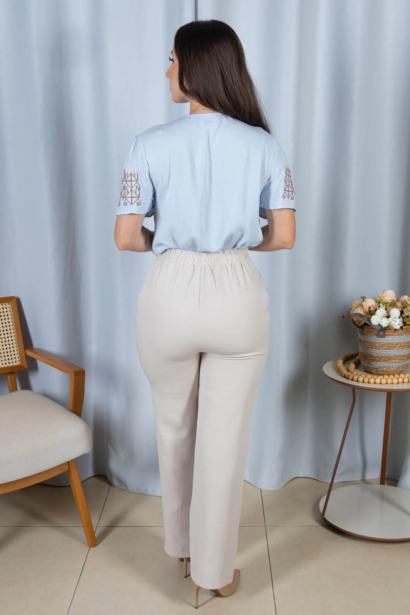 Blusa Manga Curta Decote em "V" Visco-Linho com Detalhes Bordados Colo Angélica Azul