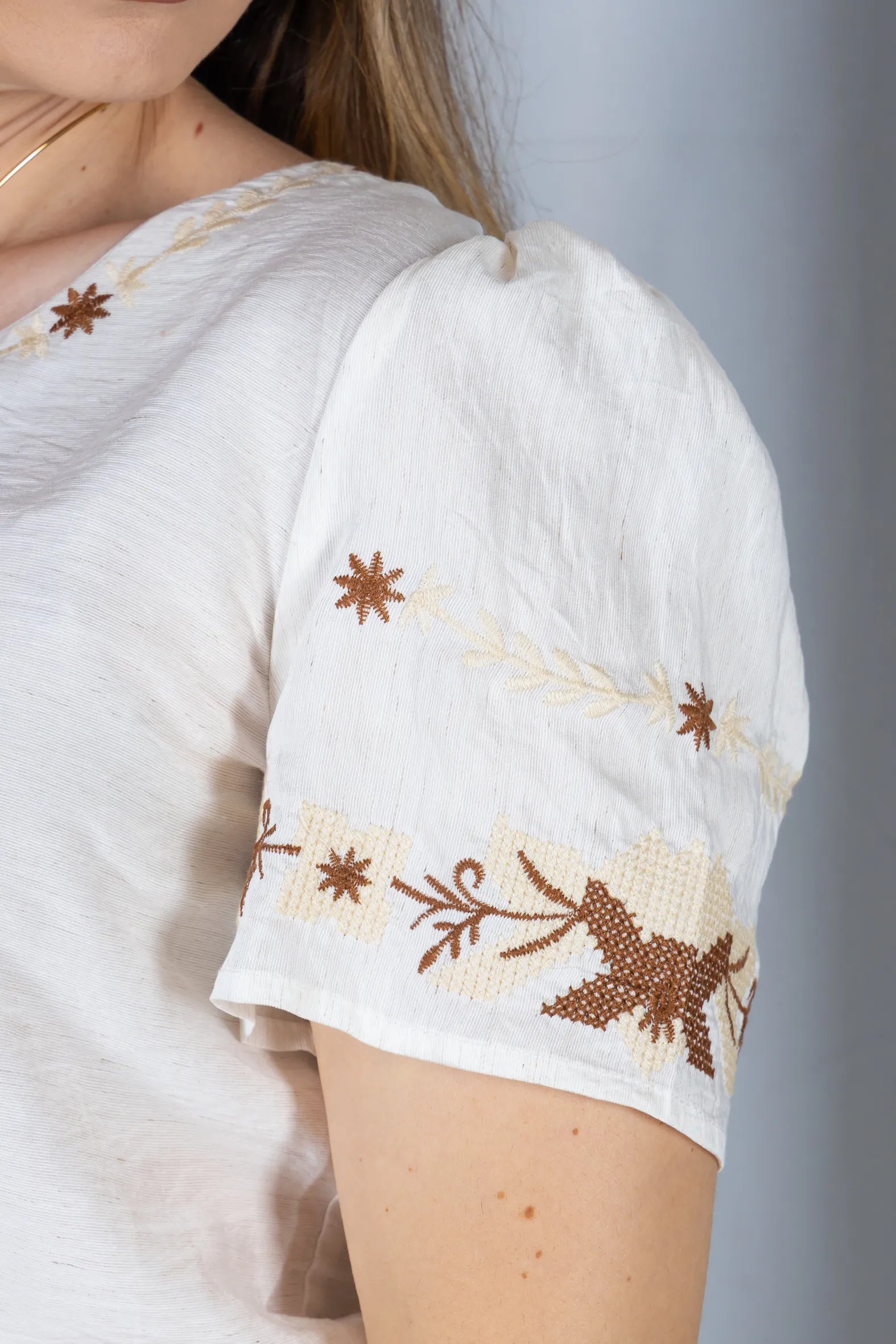 Blusa Manga Curta com Detalhes Bordados Visco Fine Juliana Off White