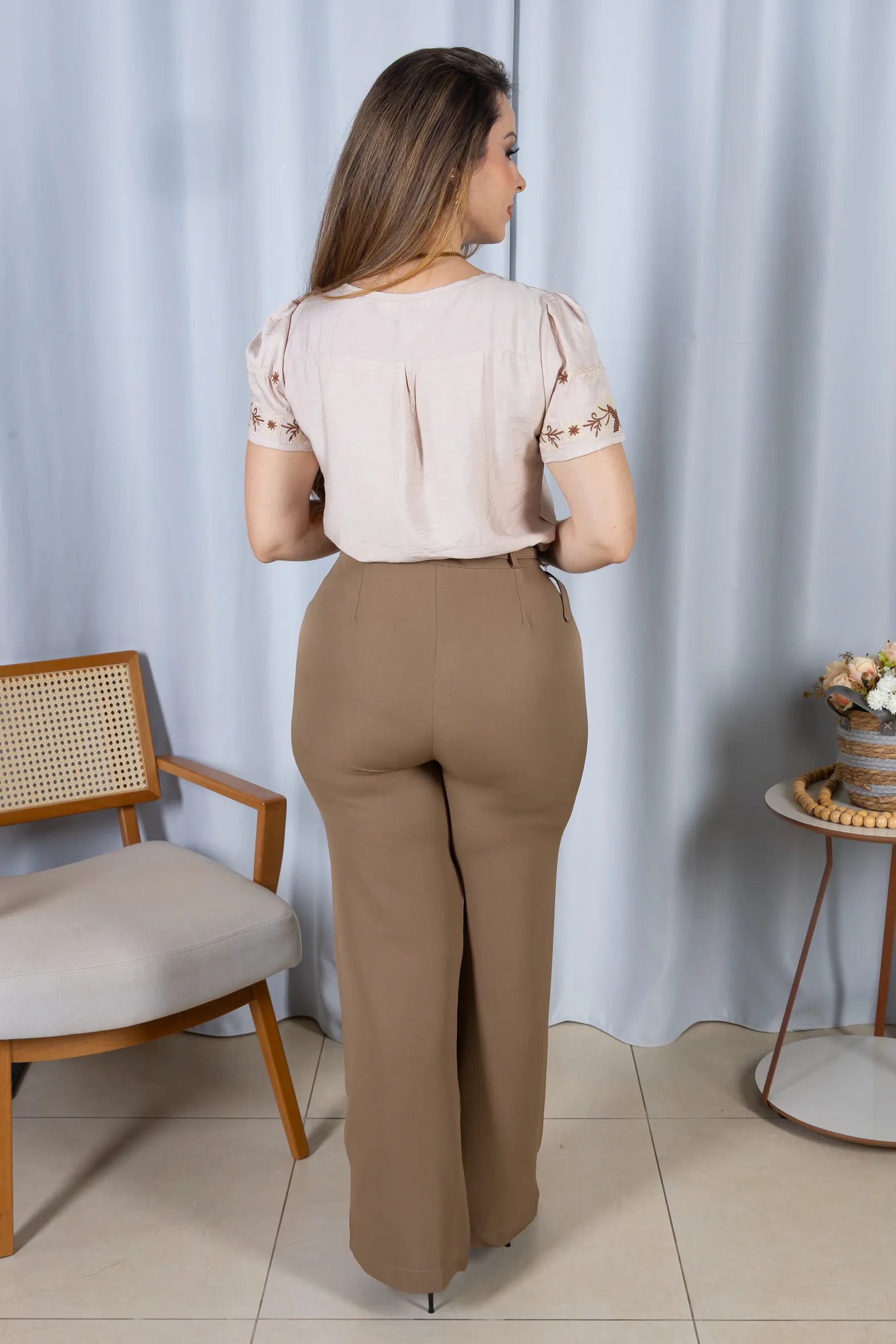 Blusa Manga Curta com Detalhes Bordados Visco Fine Juliana Bege
