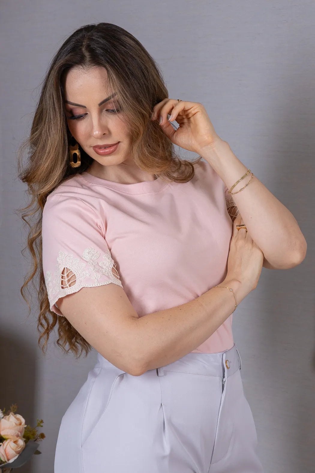 Blusa Manga Curta com Detalhe Bordado Vazado em Cotton Lycra Monique Rosa