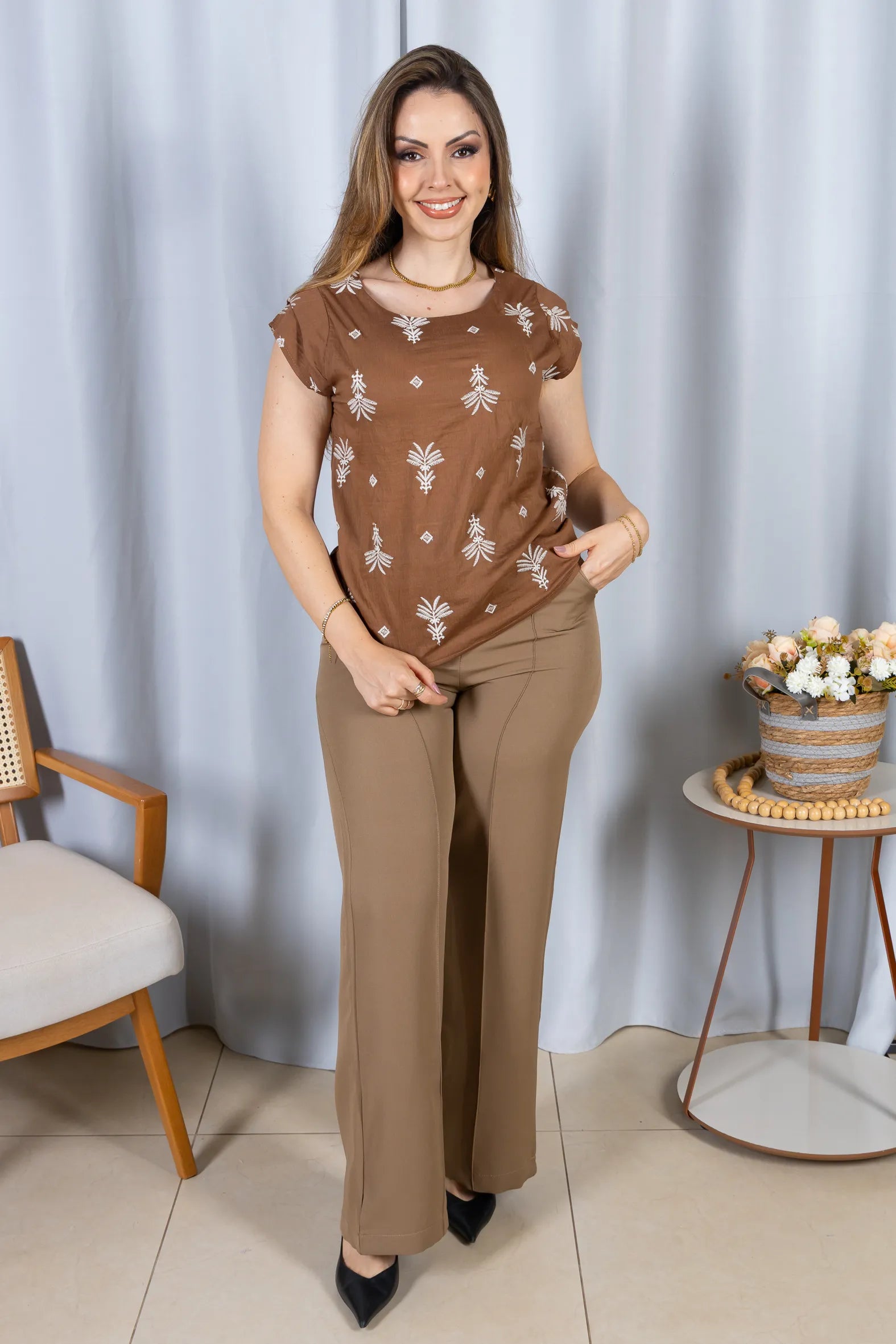 Blusa Manga Curta Detalhe em Camadas em Visco Mix Bordado Verônica Marrom
