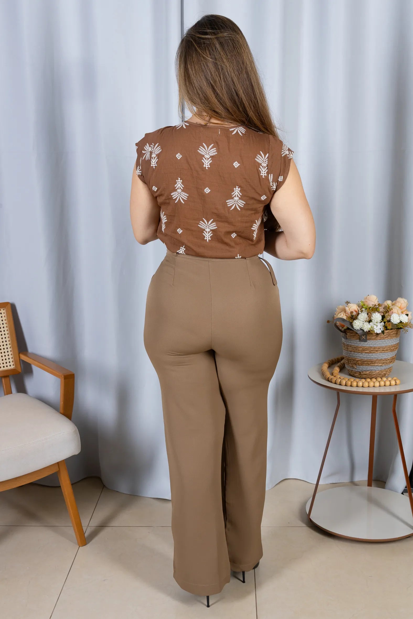 Blusa Manga Curta Detalhe em Camadas em Visco Mix Bordado Verônica Marrom