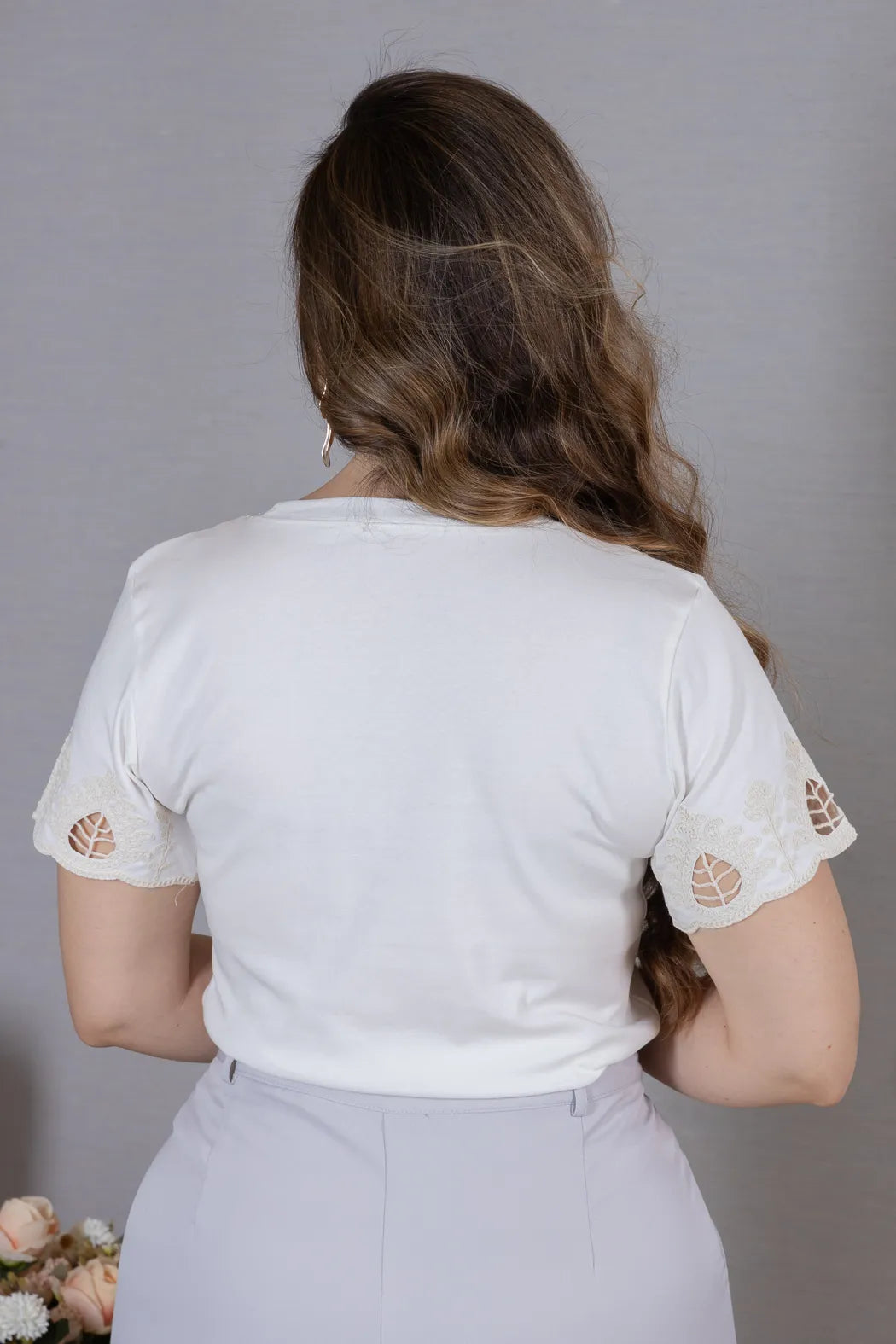 Blusa Manga Curta com Detalhe Bordado Vazado em Cotton Lycra Monique Branca