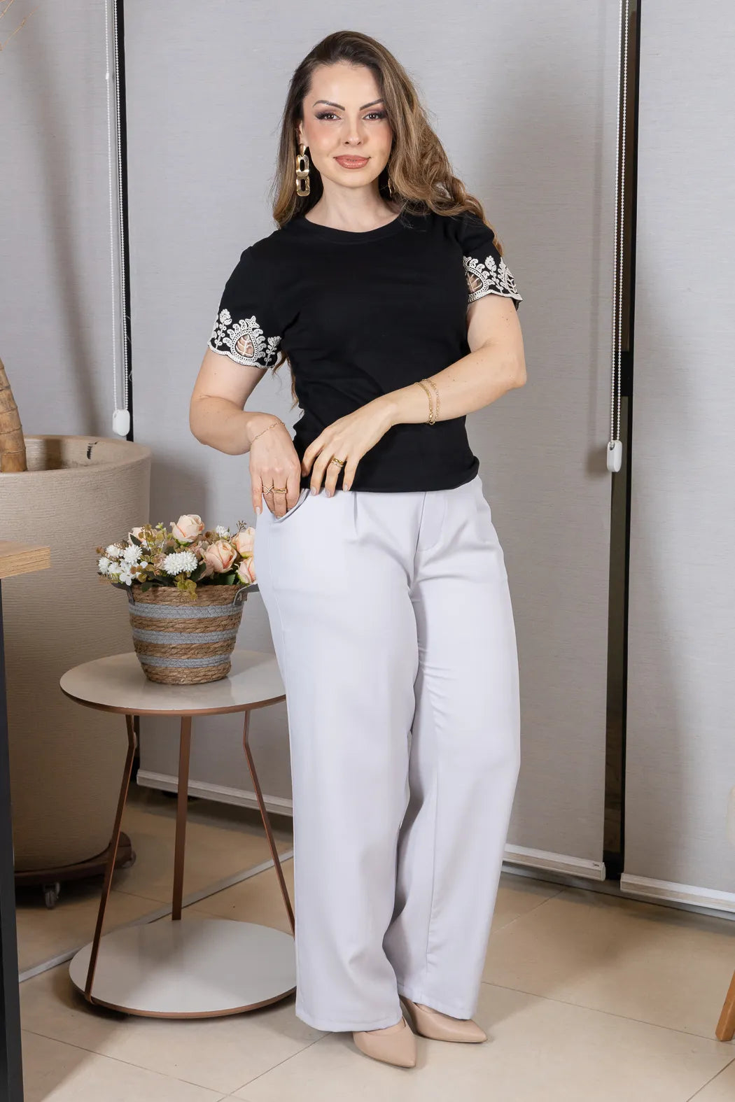 Conjunto: Blusa Manga Curta com Detalhe Bordado Vazado em Cotton Lycra Monique Preta + Calça Corte Reto em Alfaiataria com Botão Encapado e Bolso Assimétrico Yara Cinza