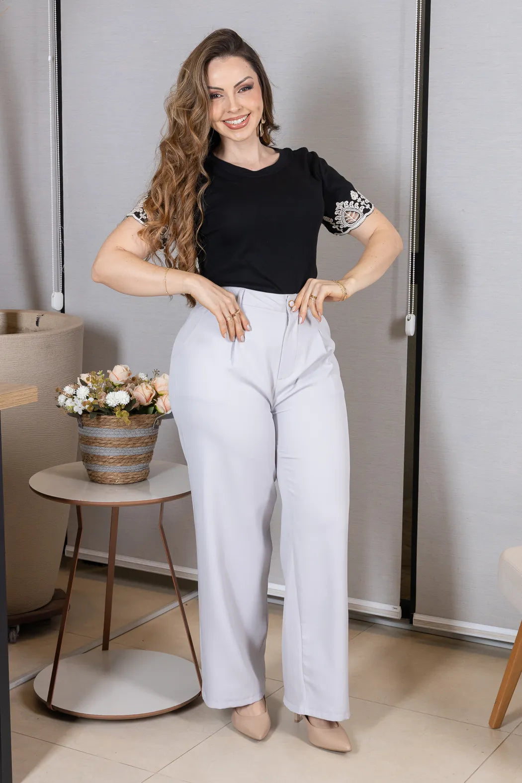 Conjunto: Blusa Manga Curta com Detalhe Bordado Vazado em Cotton Lycra Monique Preta + Calça Corte Reto em Alfaiataria com Botão Encapado e Bolso Assimétrico Yara Cinza