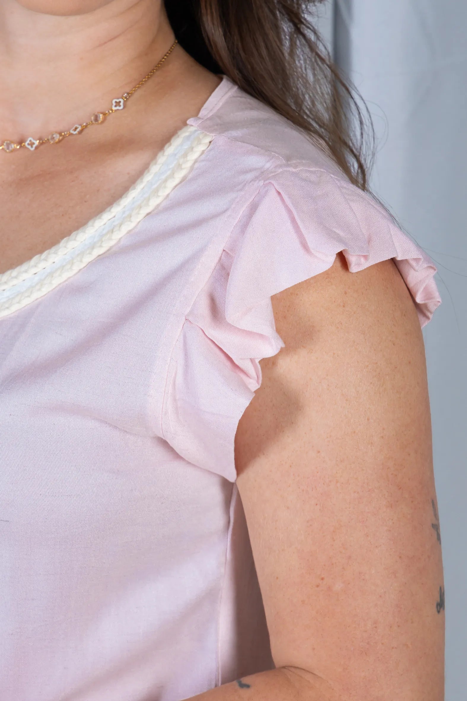 Blusa Manga Curta Babados em Visco-linho Detalhe Trançado no Colo Letícia Rosa