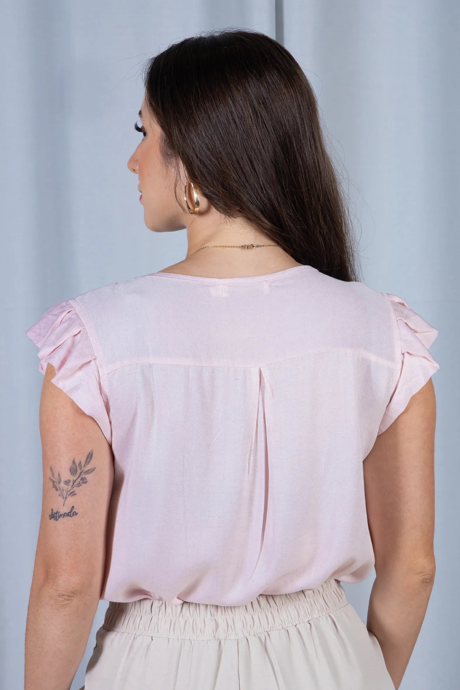 Blusa Manga Curta Babados em Visco-linho Detalhe Trançado no Colo Letícia Rosa