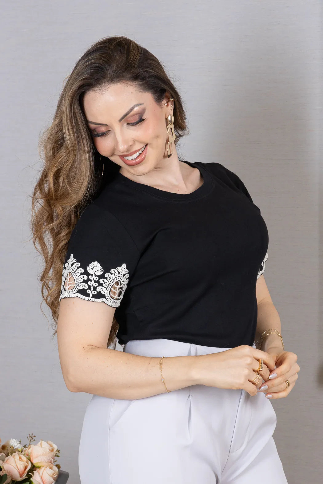 Blusa Manga Curta com Detalhe Bordado Vazado em Cotton Lycra Monique Preta