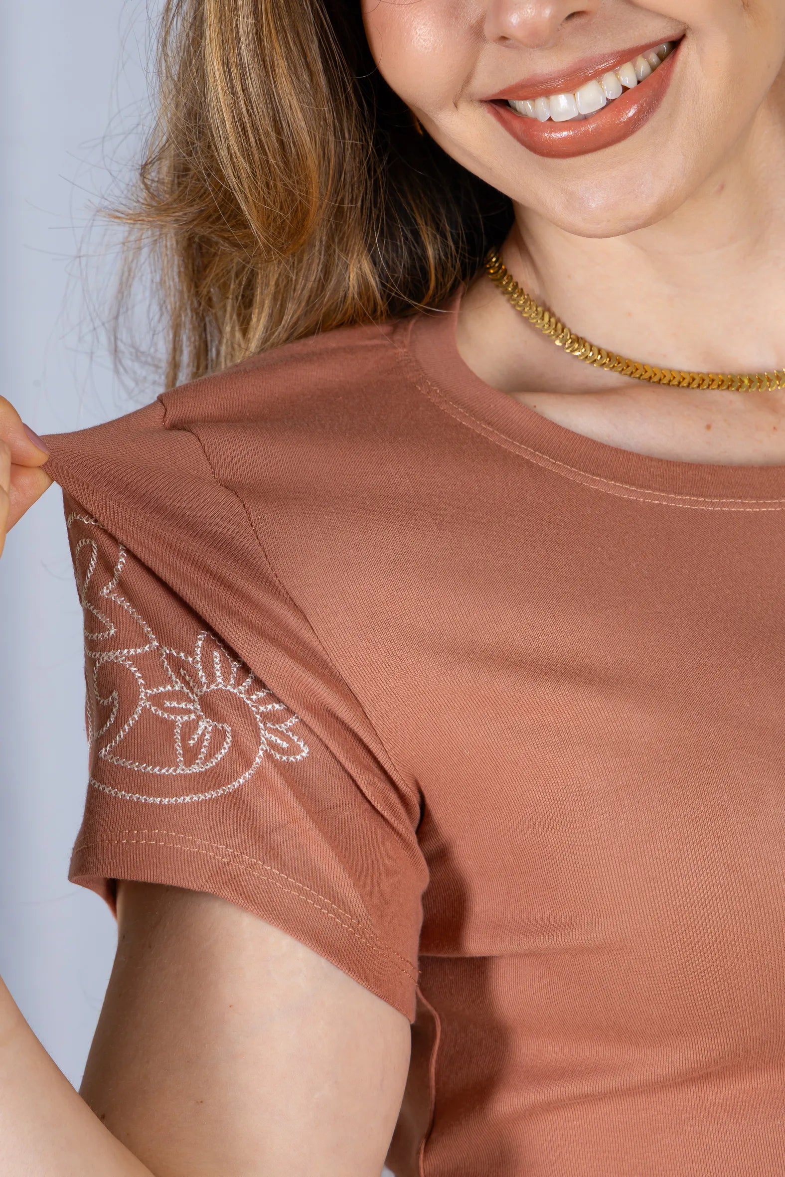 Blusa Manga Curta com Detalhes Bordados  Cotton Lycra Milena Rosê