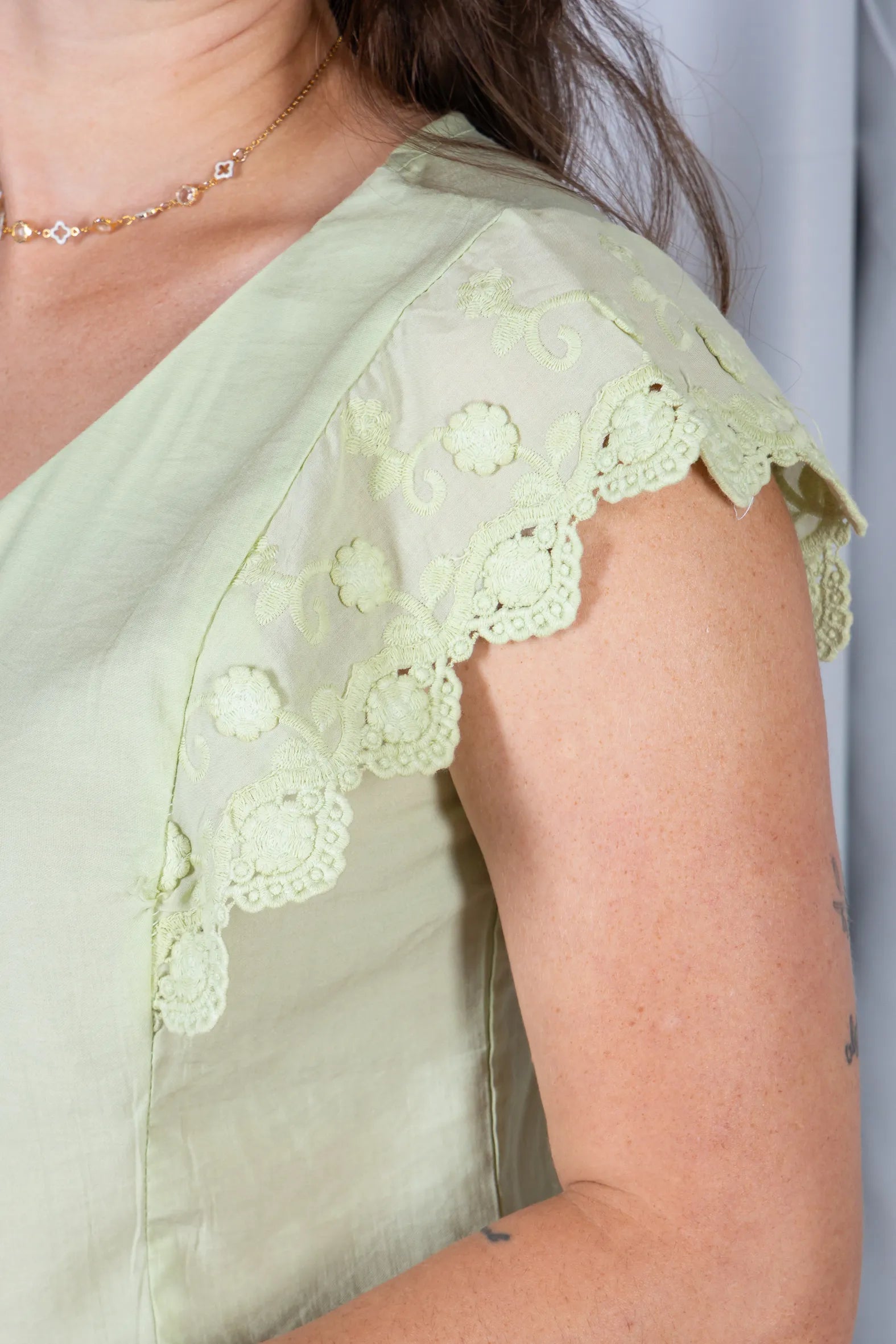 Blusa Regata Decote em "V" Visco Brise Muscle Tee com Detalhe em Renda Eloá Verde