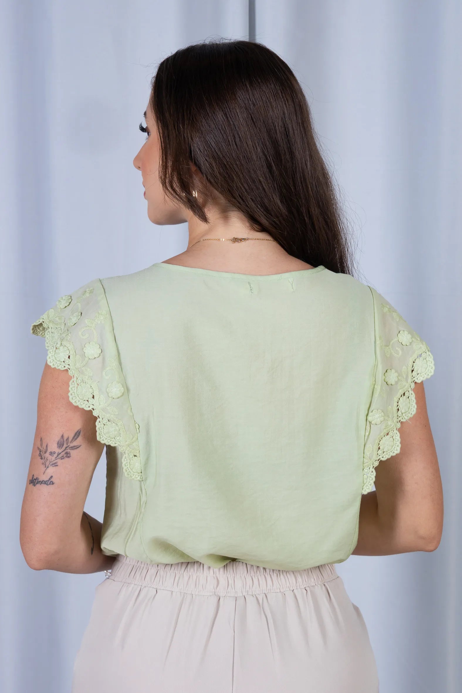 Blusa Regata Decote em "V" Visco Brise Muscle Tee com Detalhe em Renda Eloá Verde