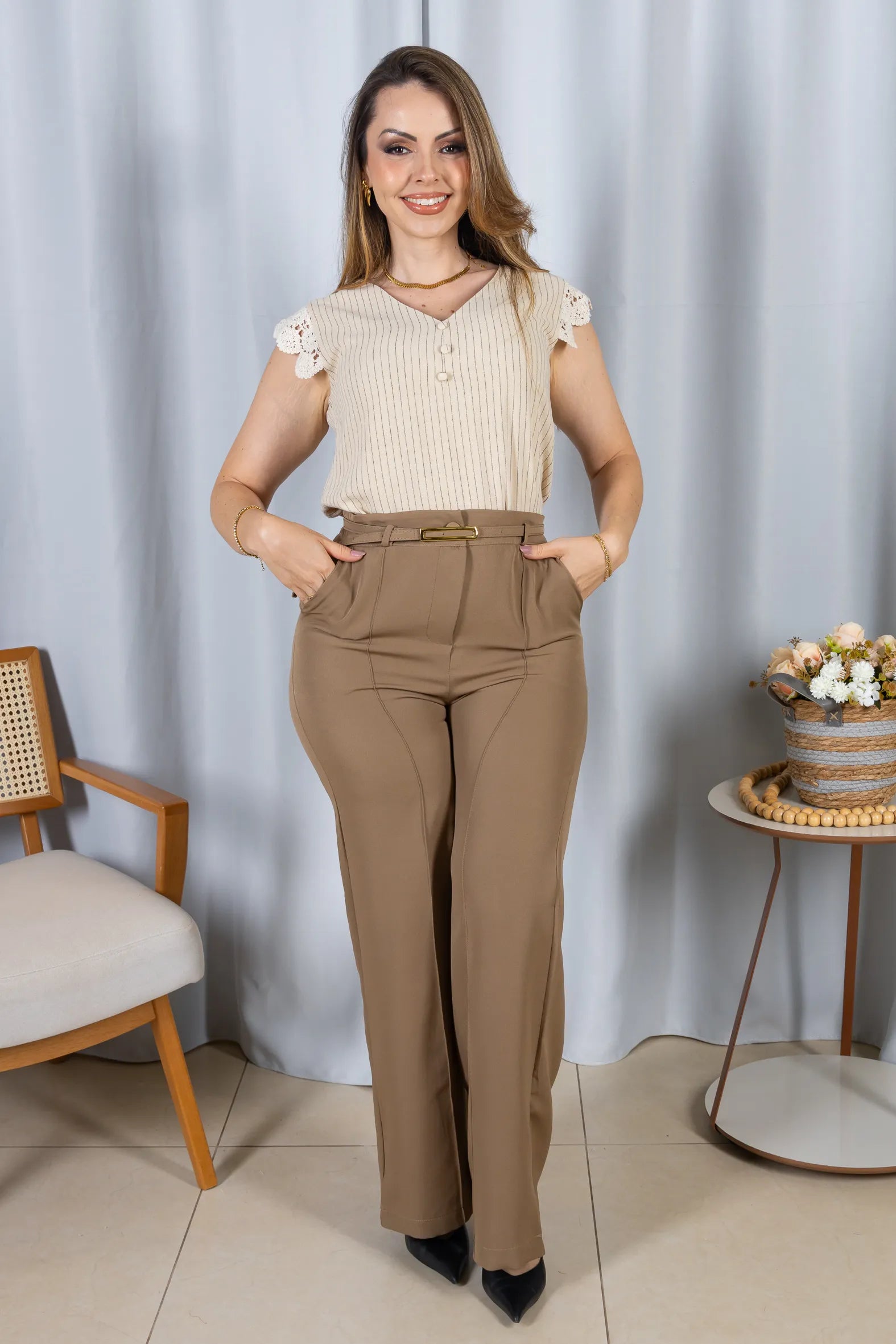 Blusa Regata em Visco-Linho Decote em "V" Detalhe em Renda Melissa Bege