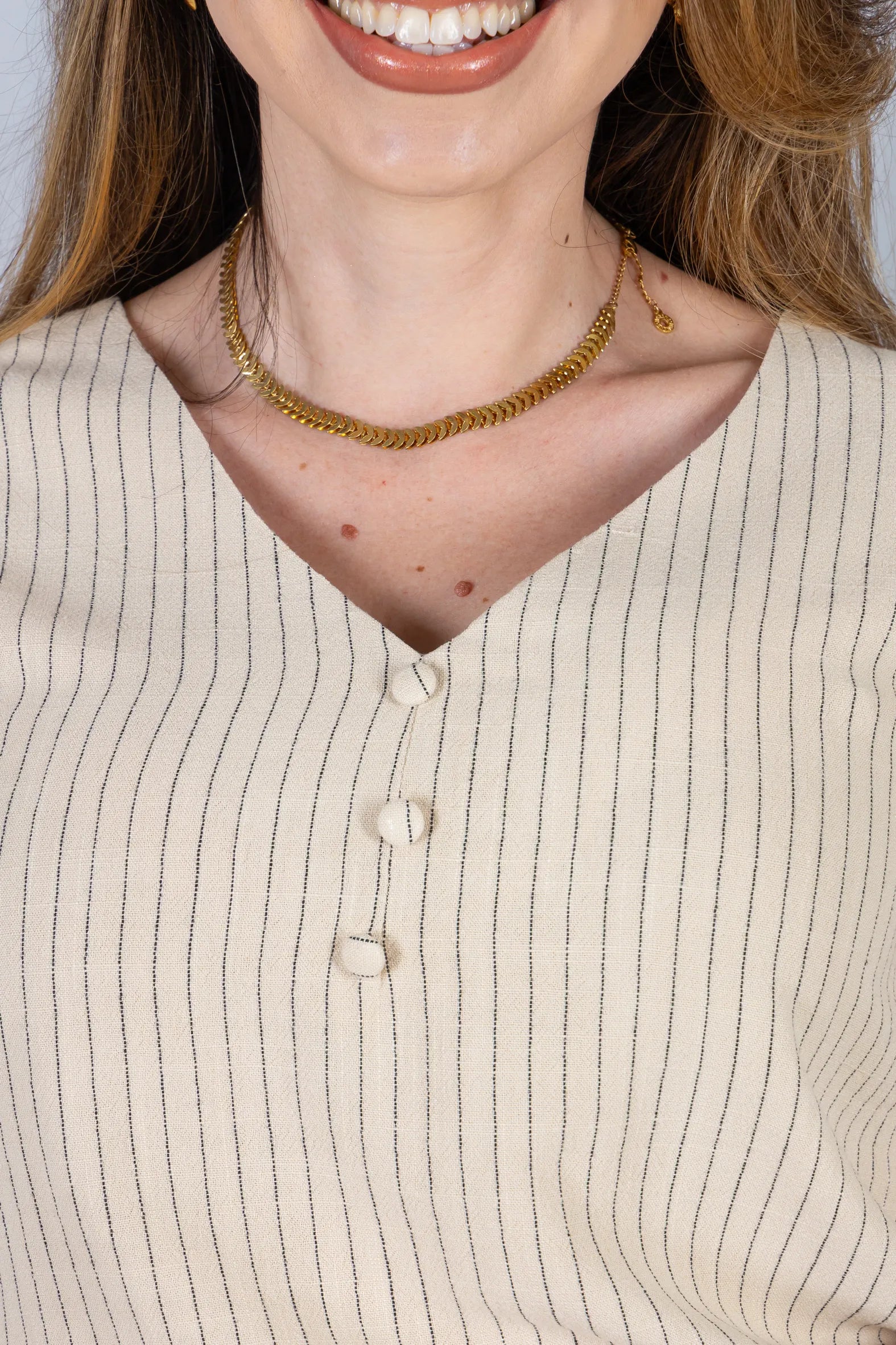 Blusa Regata em Visco-Linho Decote em "V" Detalhe em Renda Melissa Bege