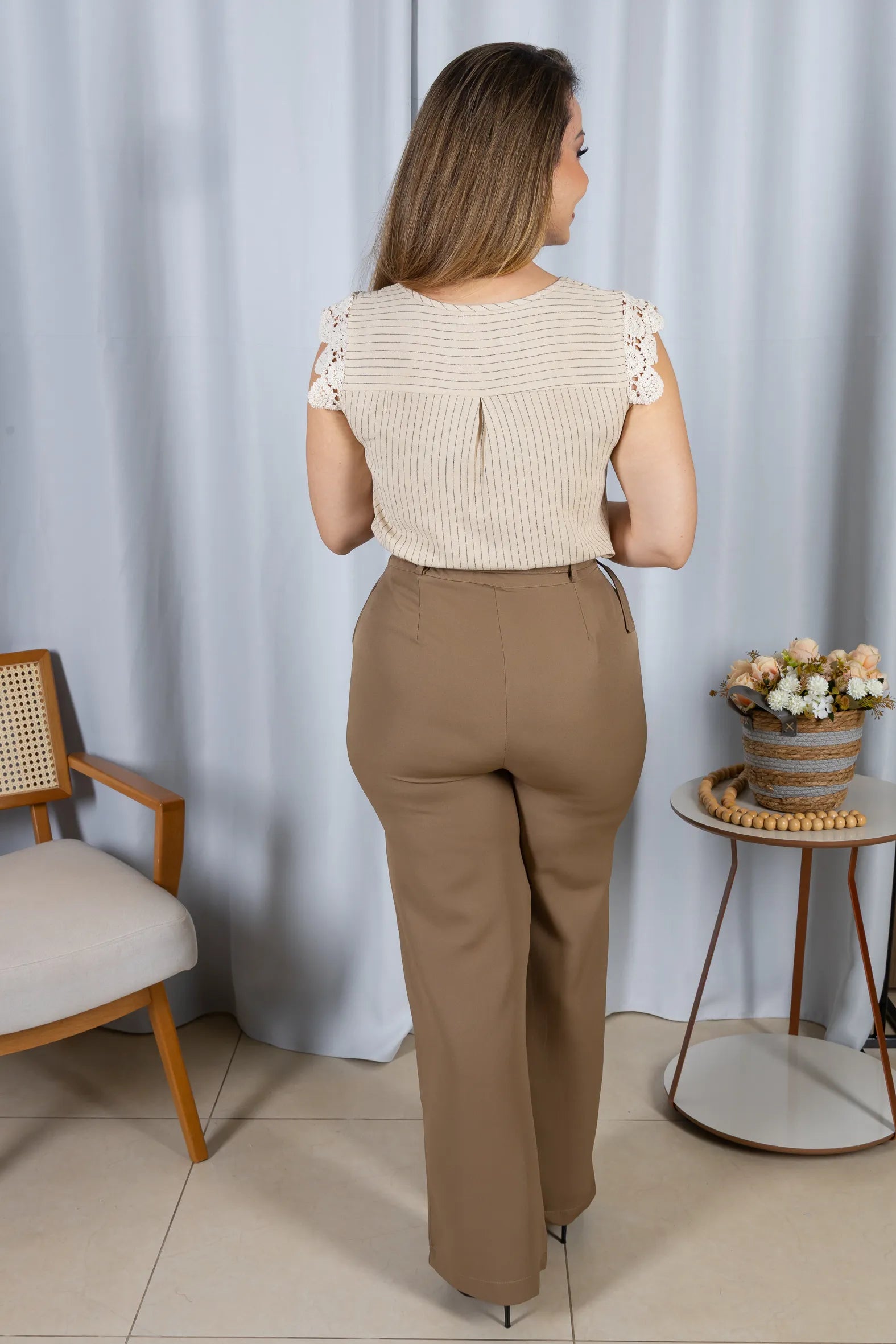 Blusa Regata em Visco-Linho Decote em "V" Detalhe em Renda Melissa Bege