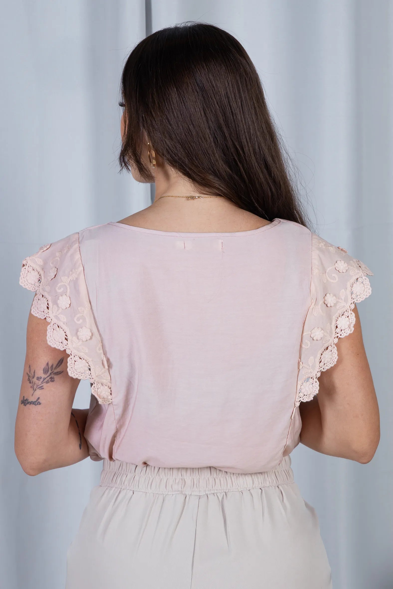 Blusa Regata Decote em "V" Visco Brise Muscle Tee com Detalhe em Renda Eloá Rosa