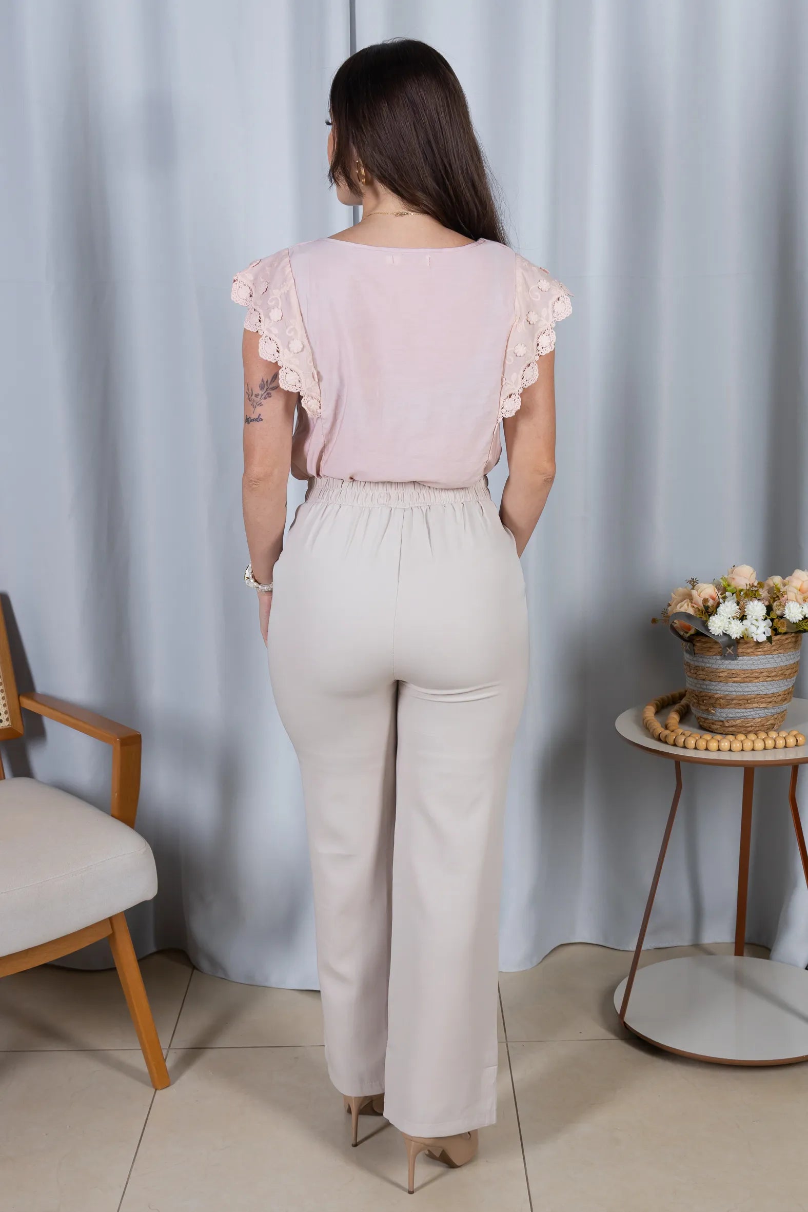 Blusa Regata Decote em "V" Visco Brise Muscle Tee com Detalhe em Renda Eloá Rosa