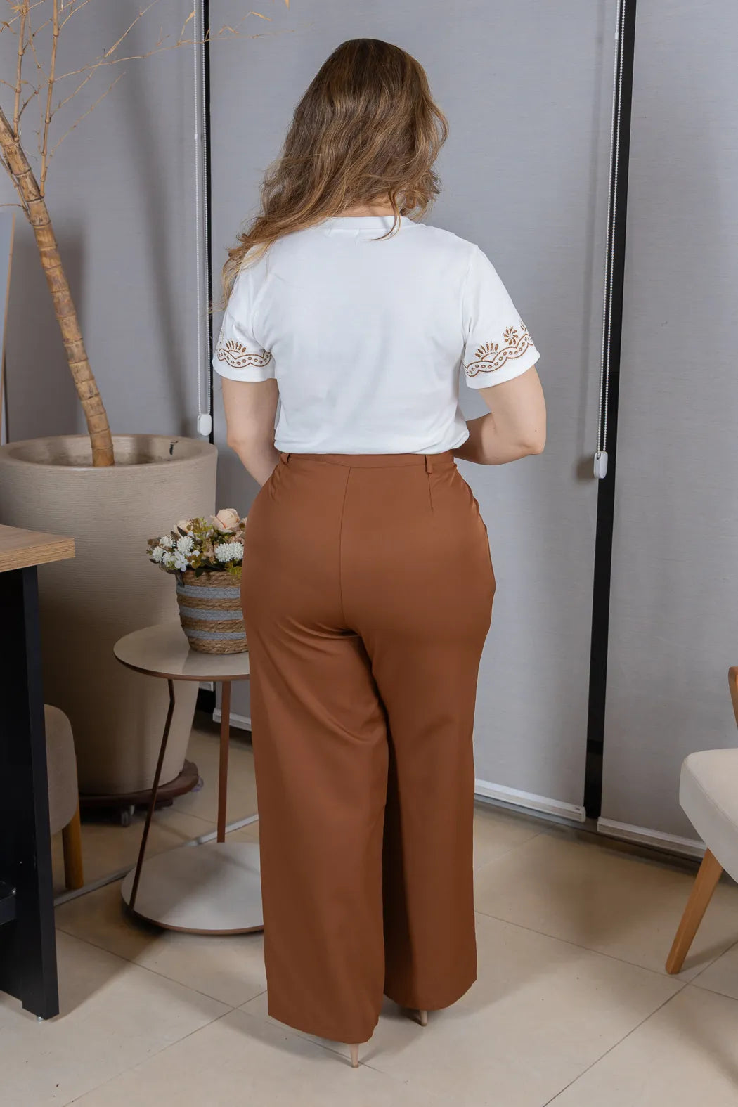 Blusa Manga Curta com Detalhe Bordado Floral em Cotton Lycra Samantha Branca