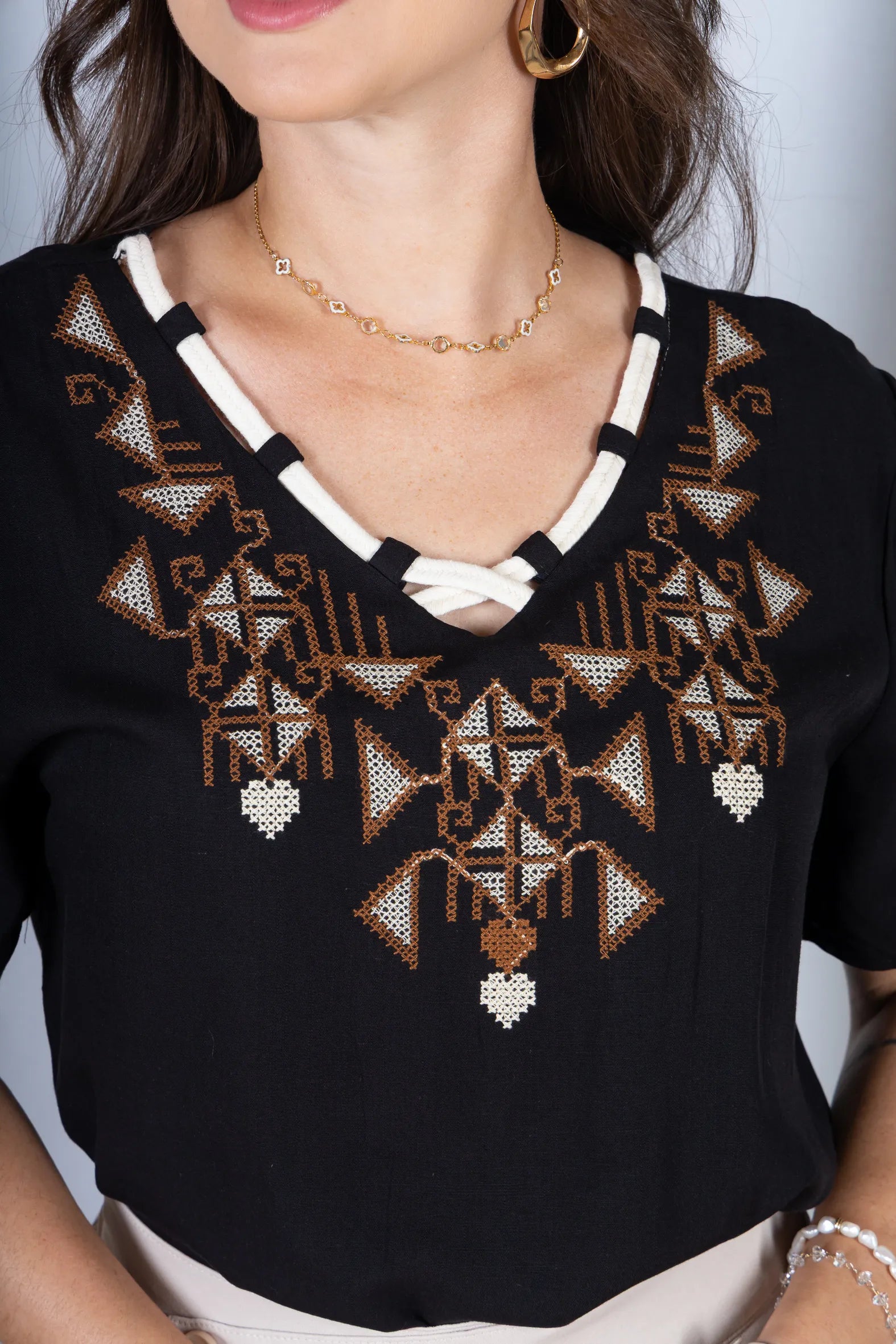 Blusa Manga Curta Decote em "V" Visco-Linho com Detalhes Bordados Colo Angélica Preta