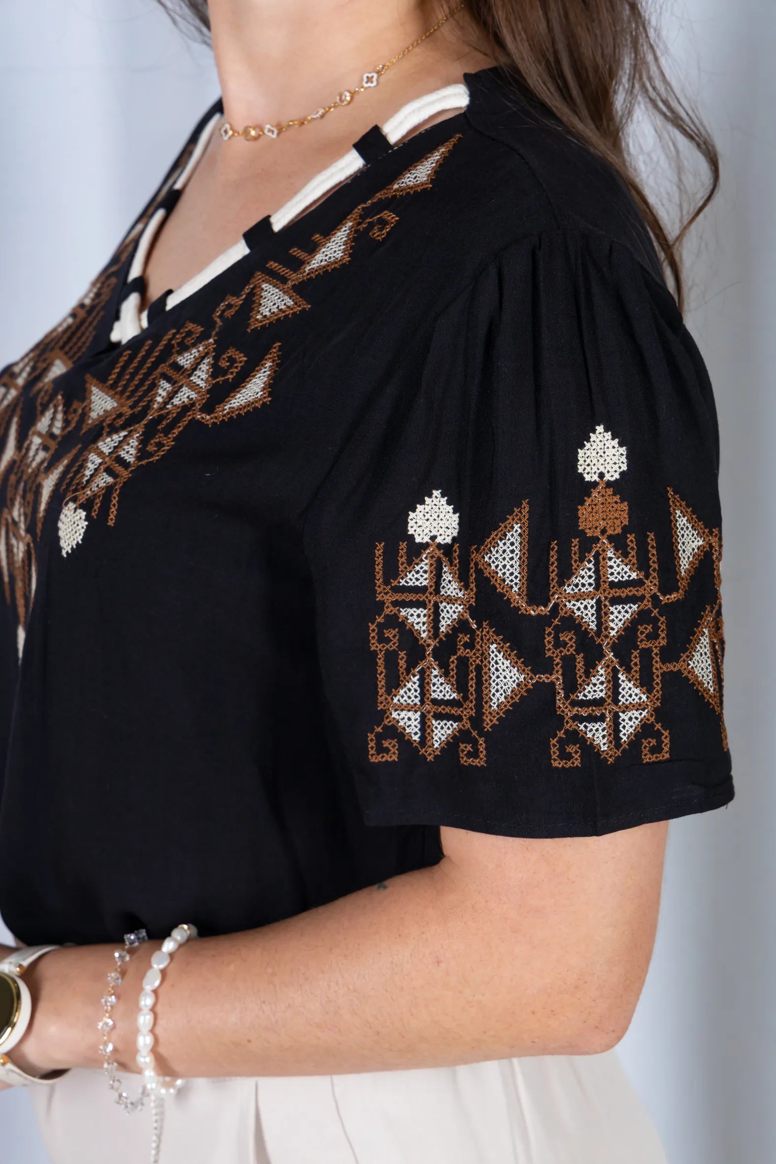 Blusa Manga Curta Decote em "V" Visco-Linho com Detalhes Bordados Colo Angélica Preta